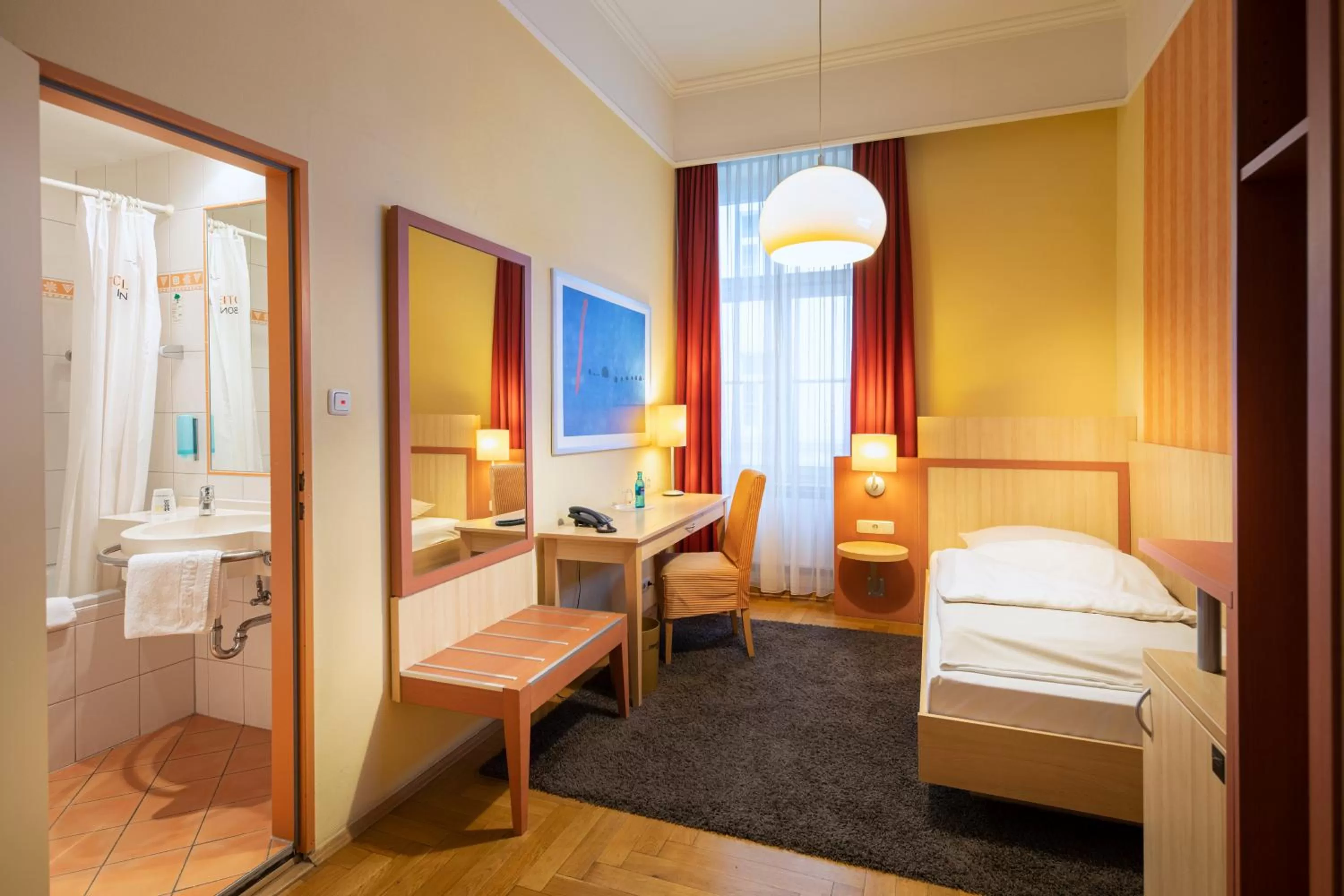 Photo of the whole room, Bed in ACHAT Sternhotel Bonn