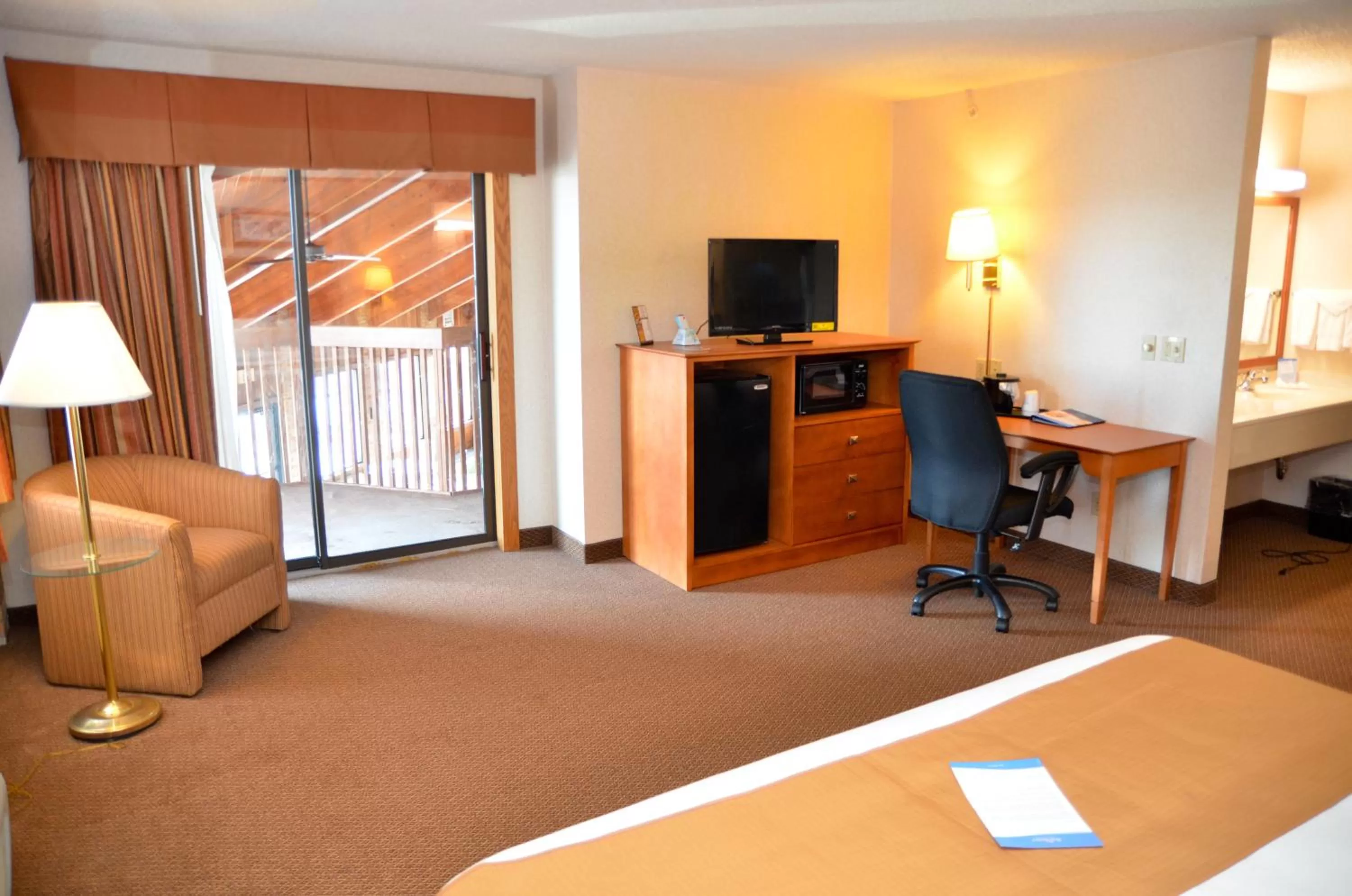 Business facilities, Bed in Baymont by Wyndham Port Huron