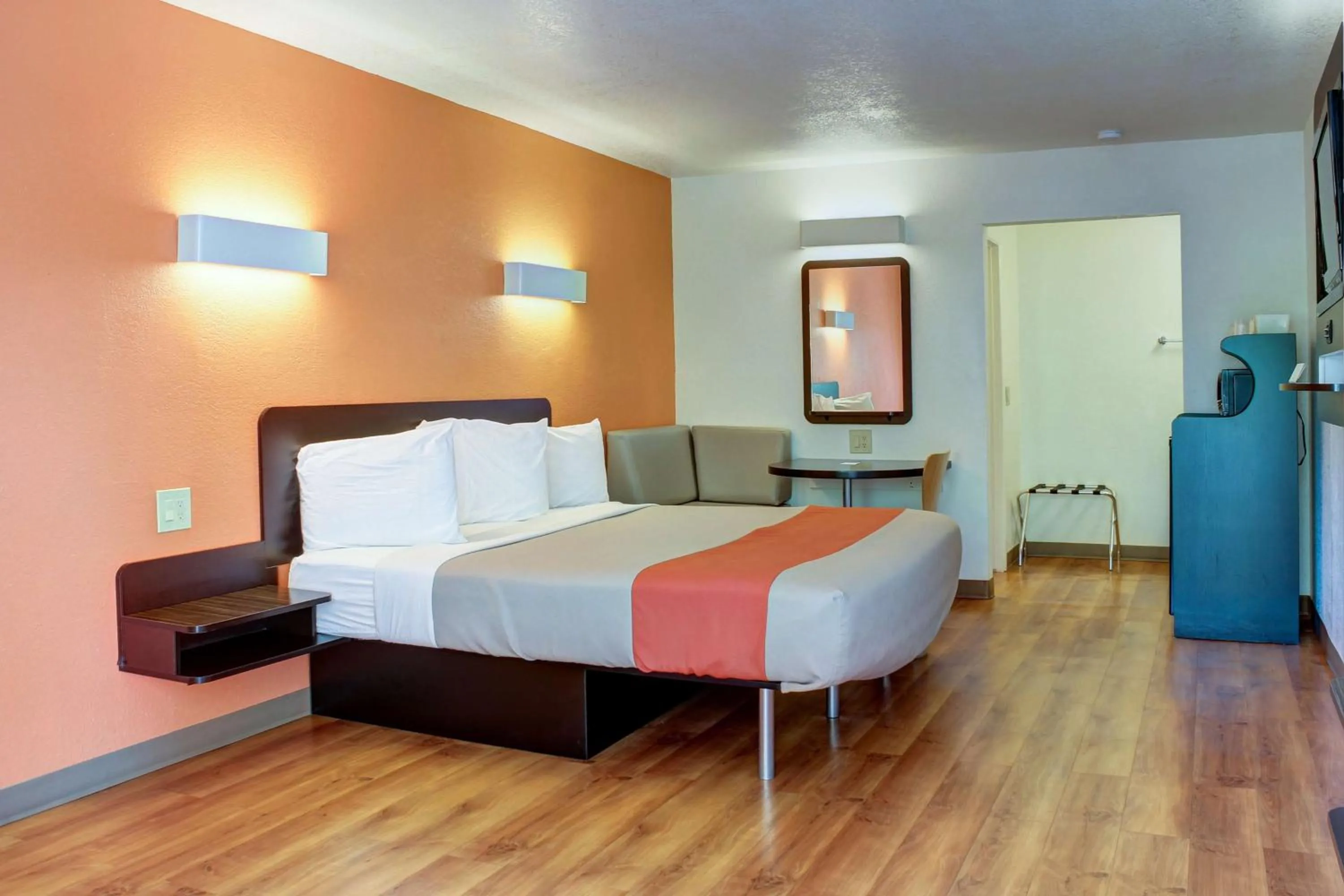 Bedroom, Bed in Motel 6-Bishop, CA