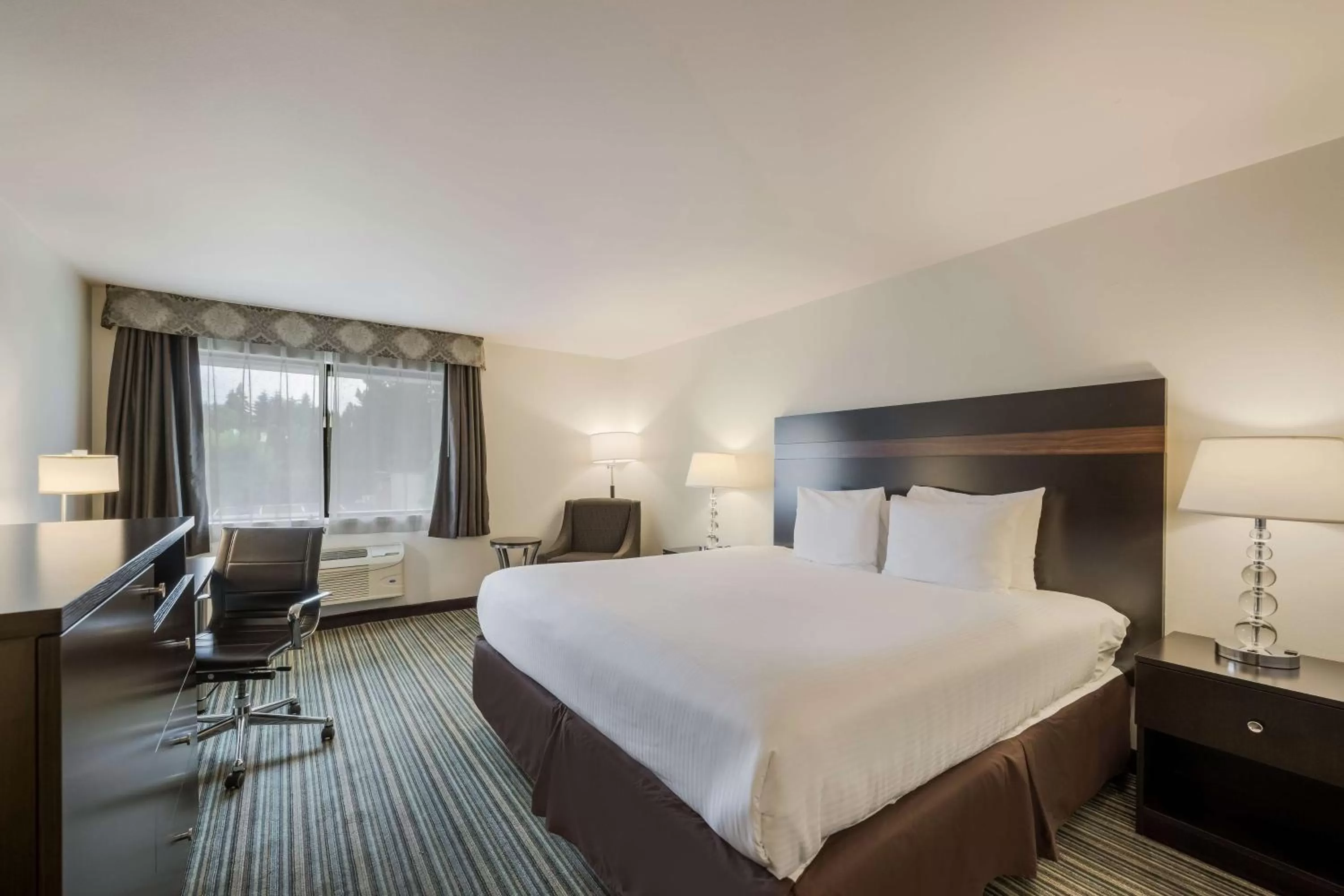 Bedroom, Bed in Best Western Alderwood