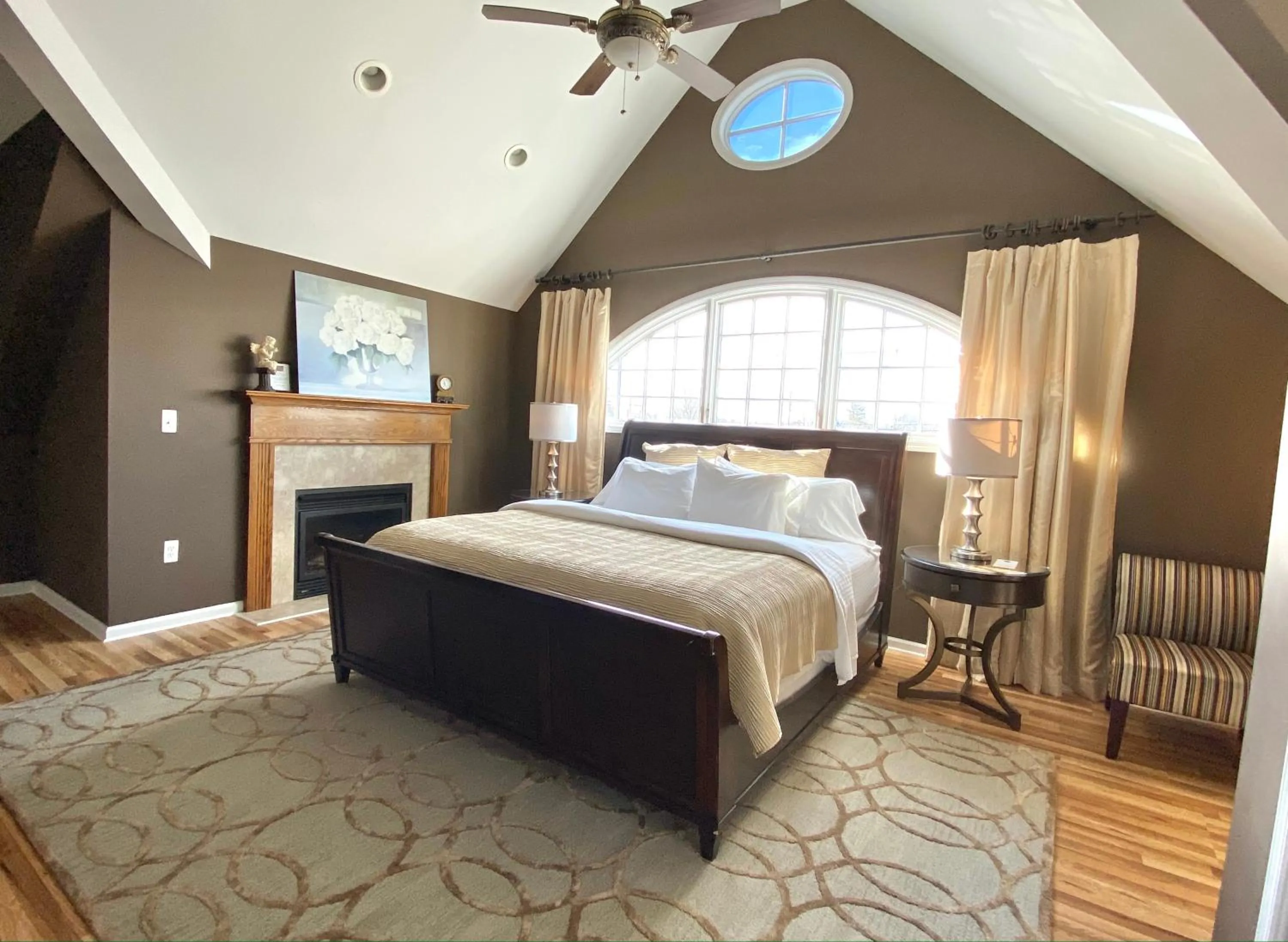 Bed in Inn on Main Hotel