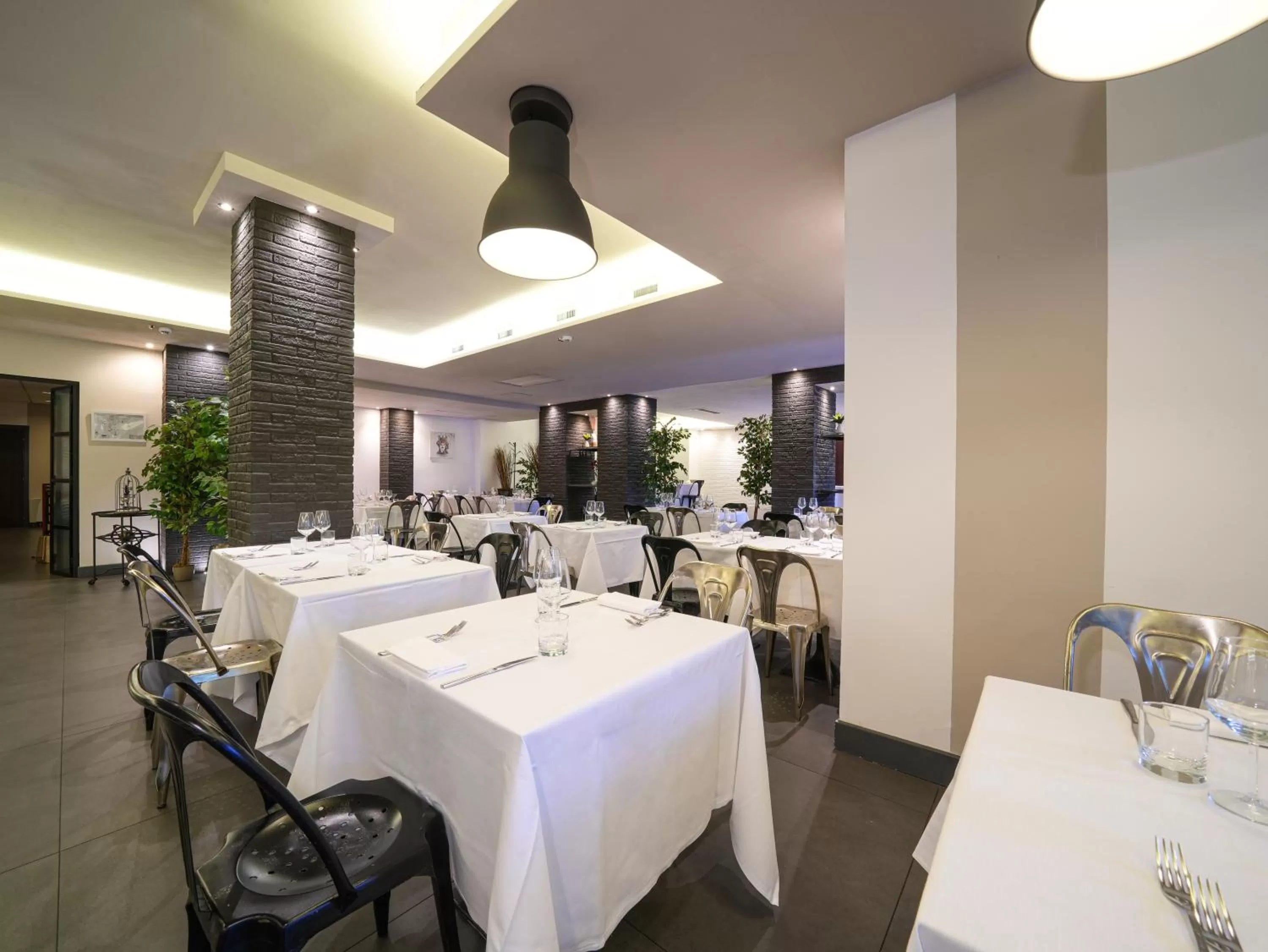 Restaurant/places to eat in La Meridiana Bleisure Hotel