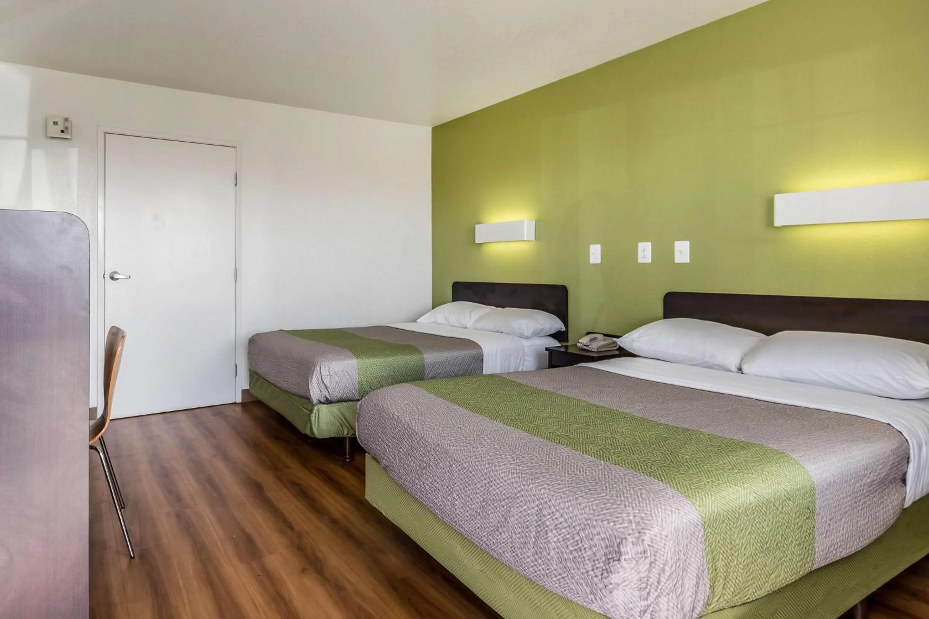 TV and multimedia, Bed in Motel 6-El Paso, TX - East