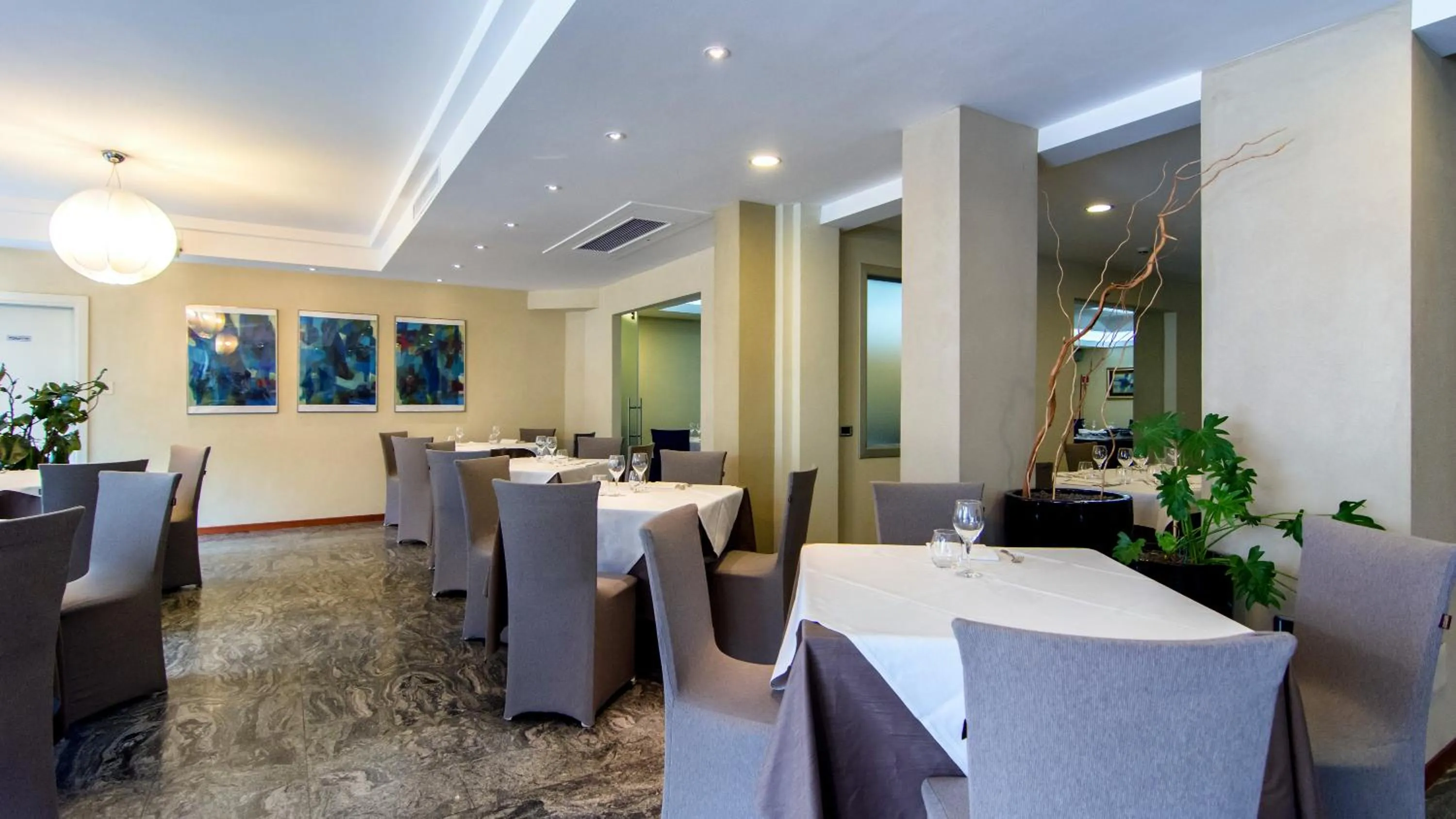 Restaurant/places to eat in Hotel Concorde