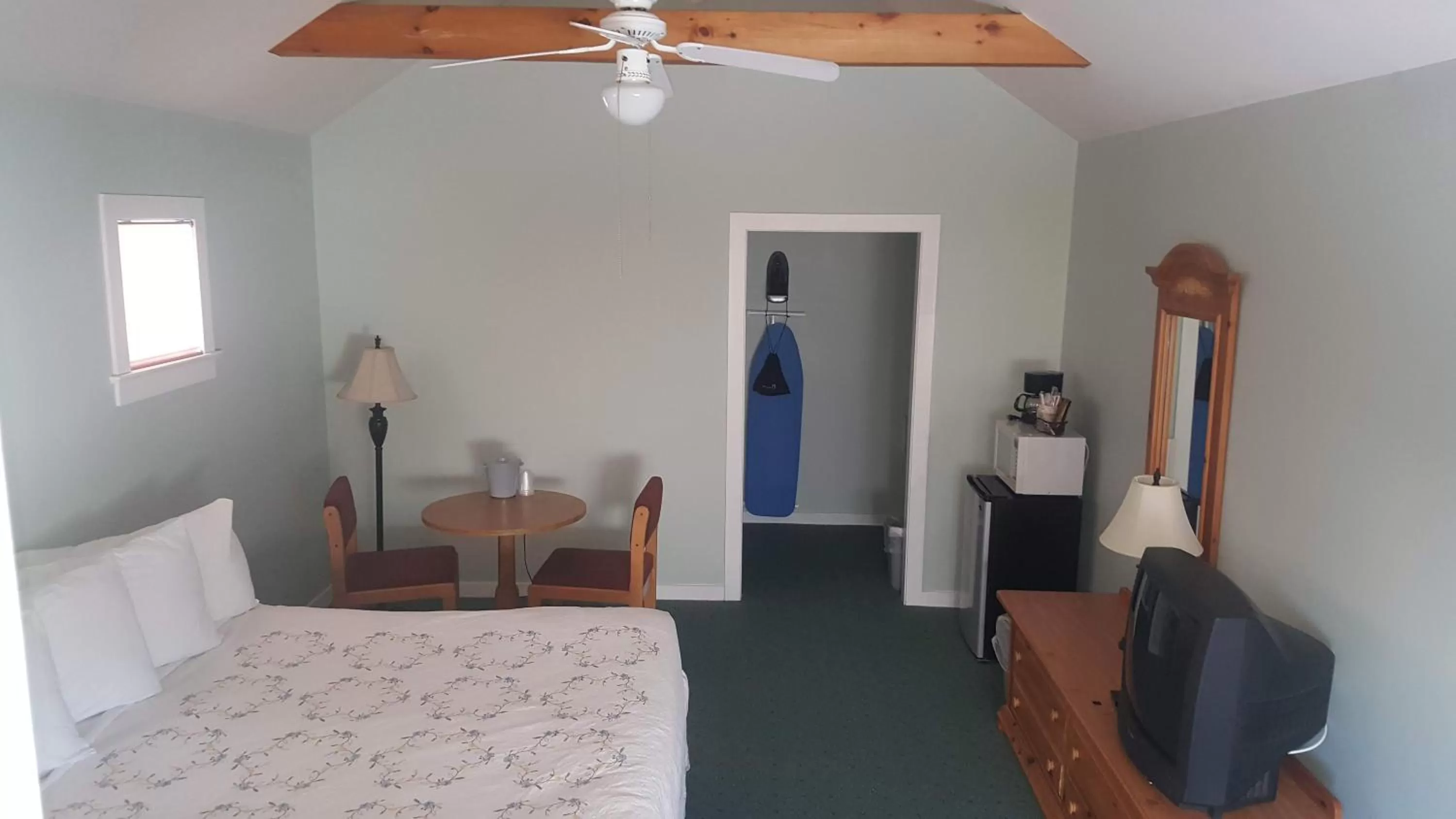 Photo of the whole room, Bed in Spruce Lane Lodge and Cottages