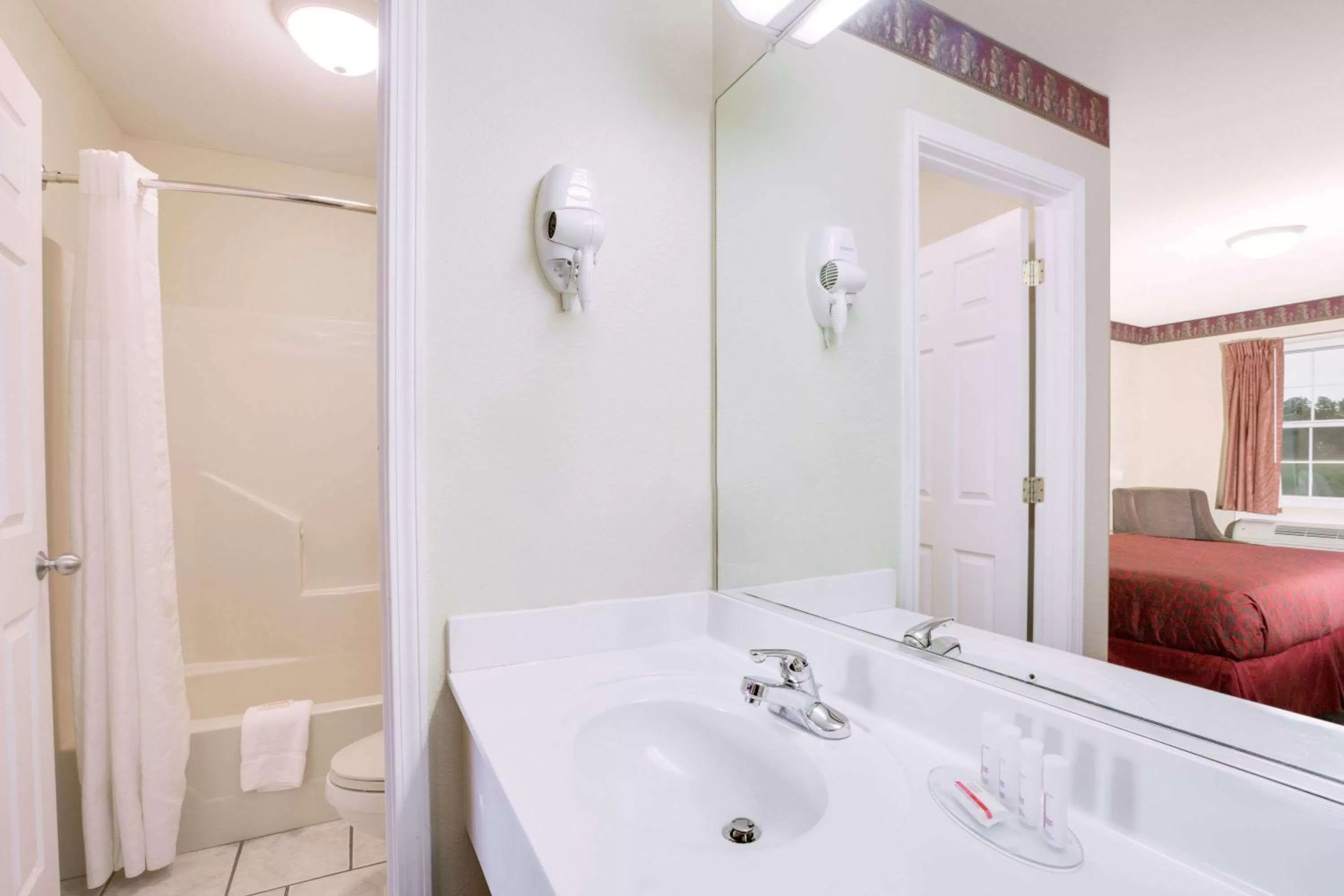 Bathroom, Bed in Days Inn by Wyndham Trumann AR