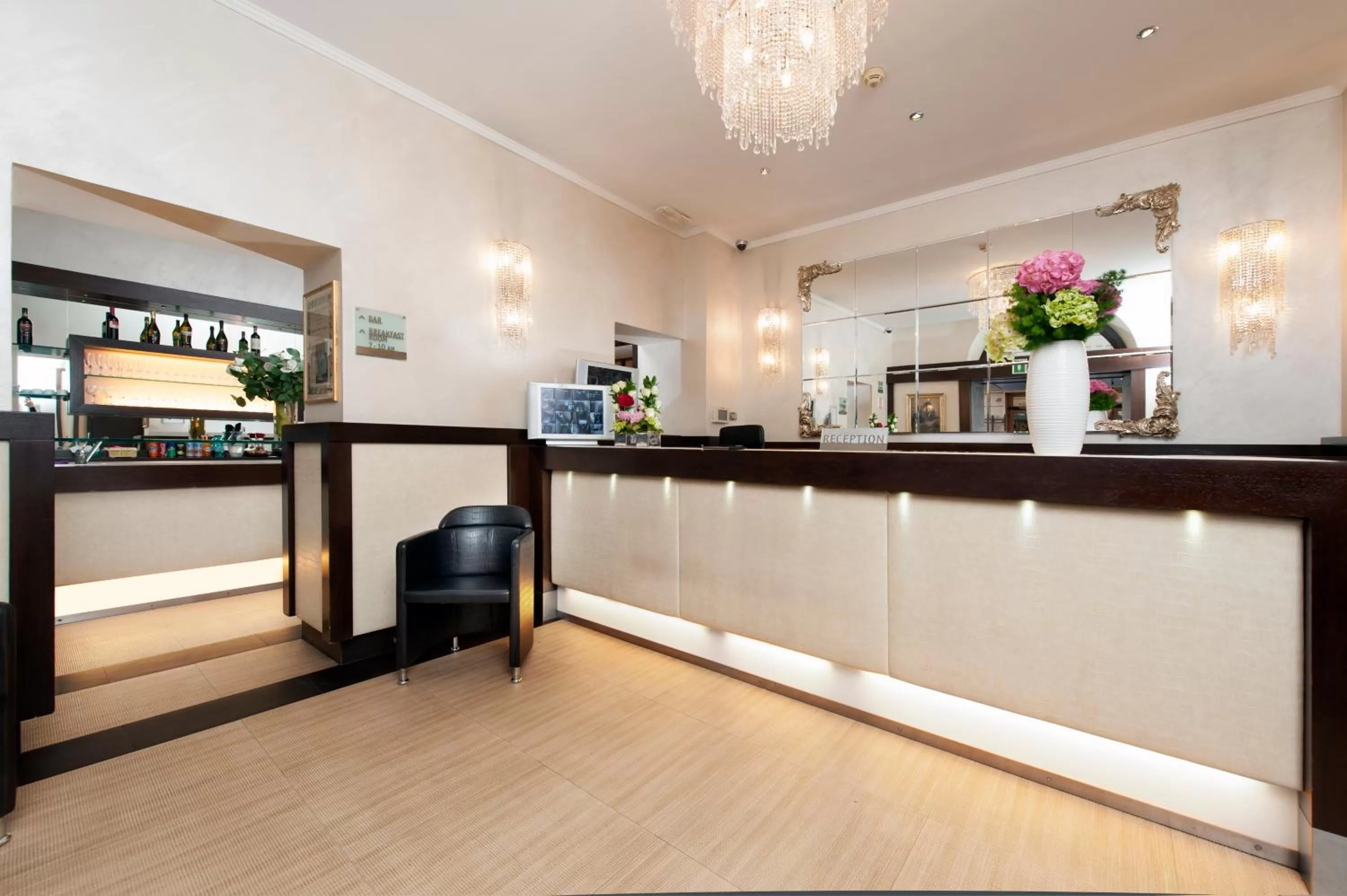 Lobby or reception in Yes Hotel Boutique Rome