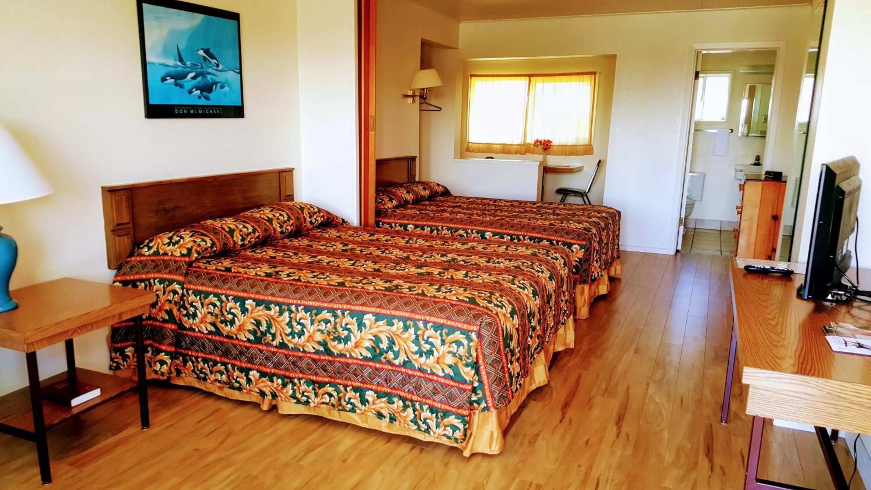 Living room, Bed in Winchester Bay Inn