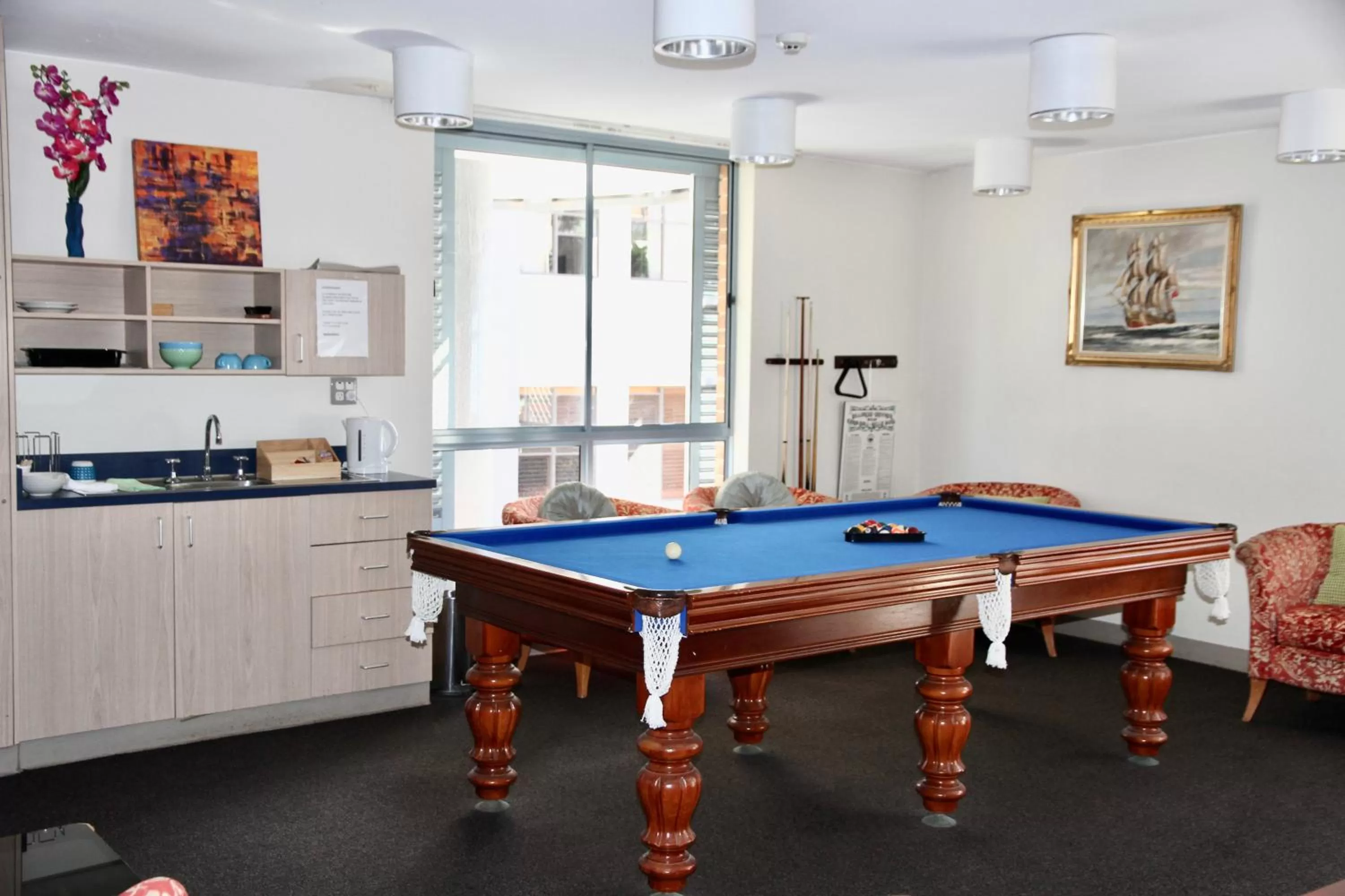 Communal lounge/ TV room in Mariners Court Hotel Sydney