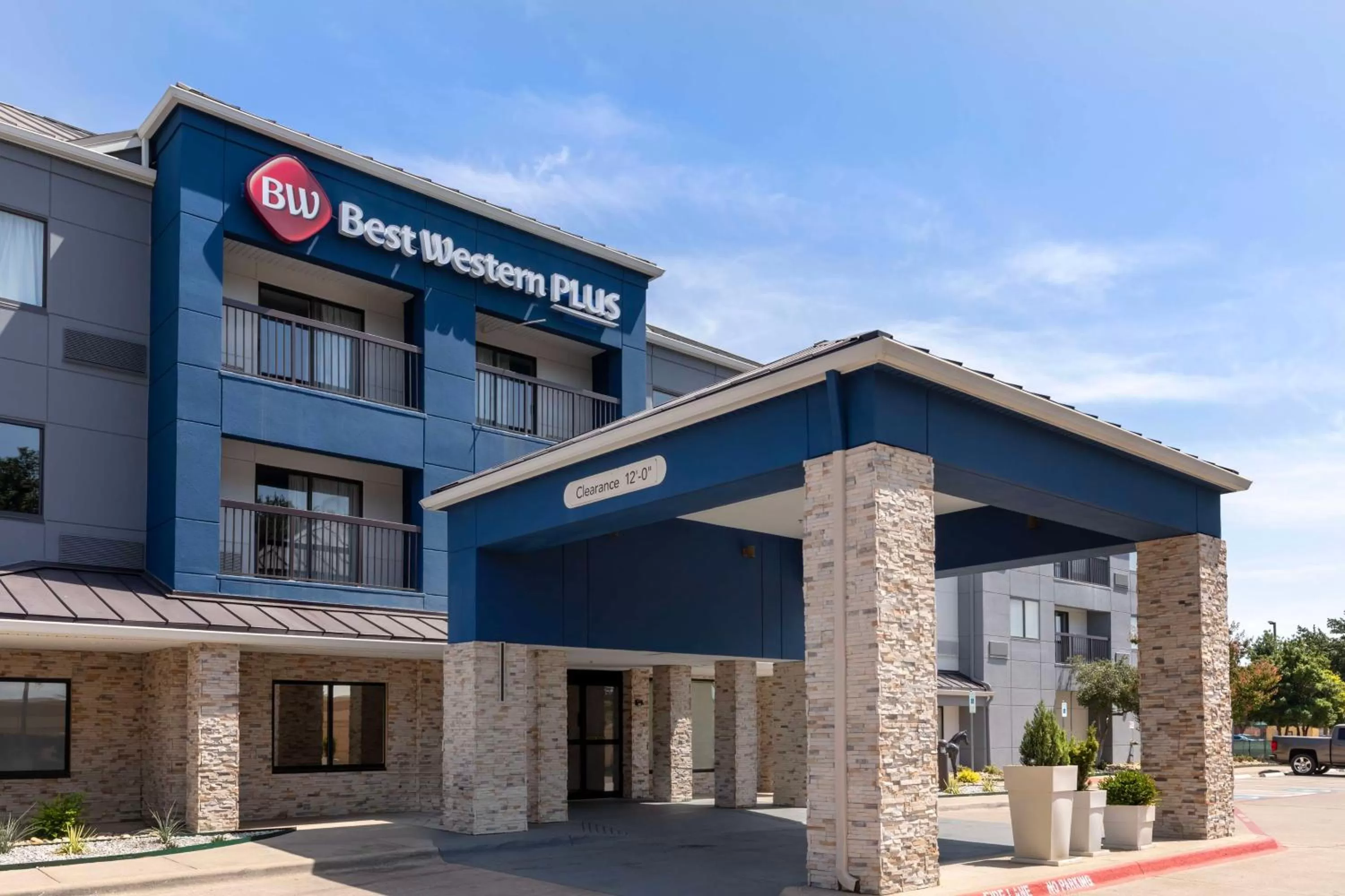 Property building in Best Western Plus Fort Worth North
