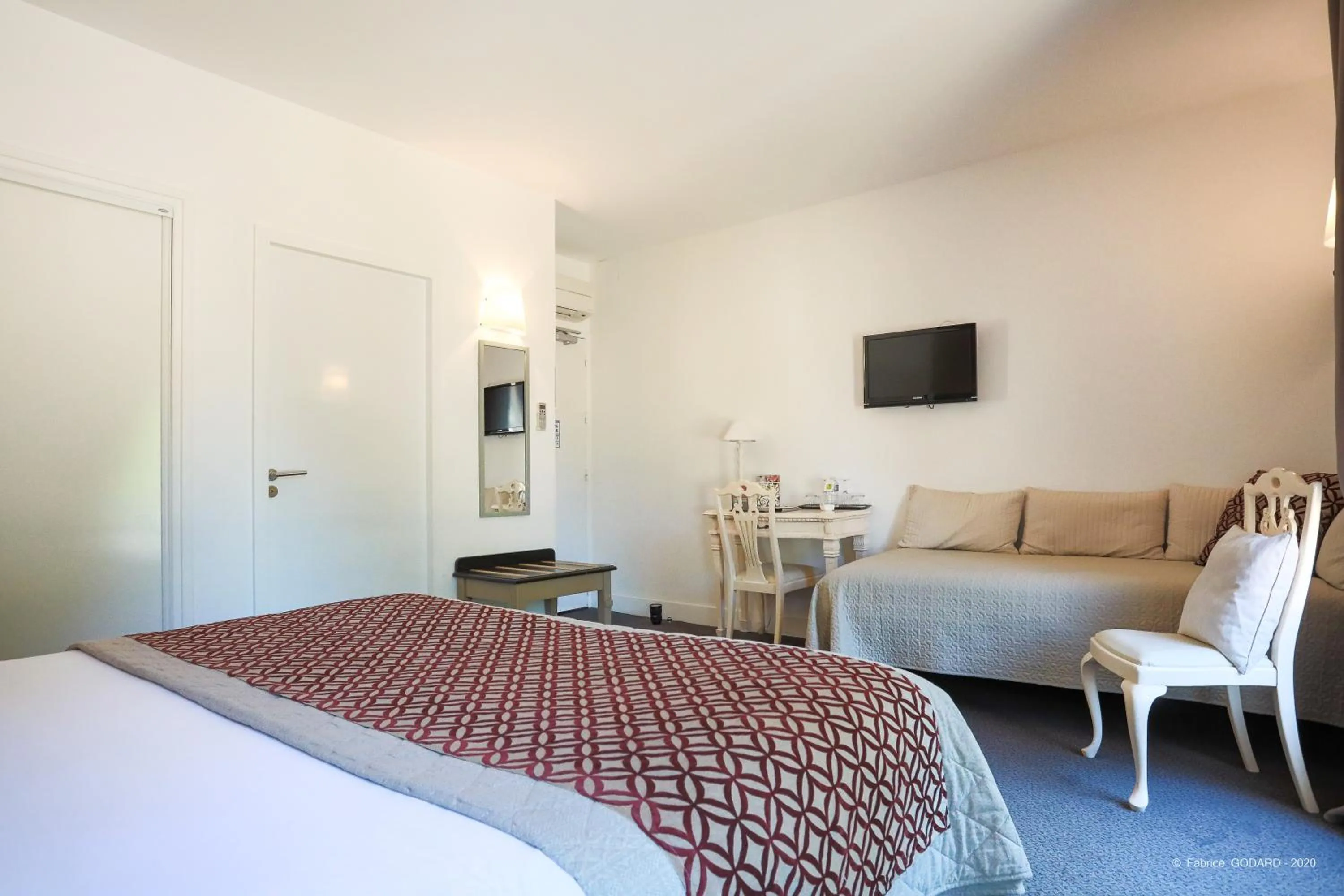 Bed in Logis Hôtel Restaurant du Parc