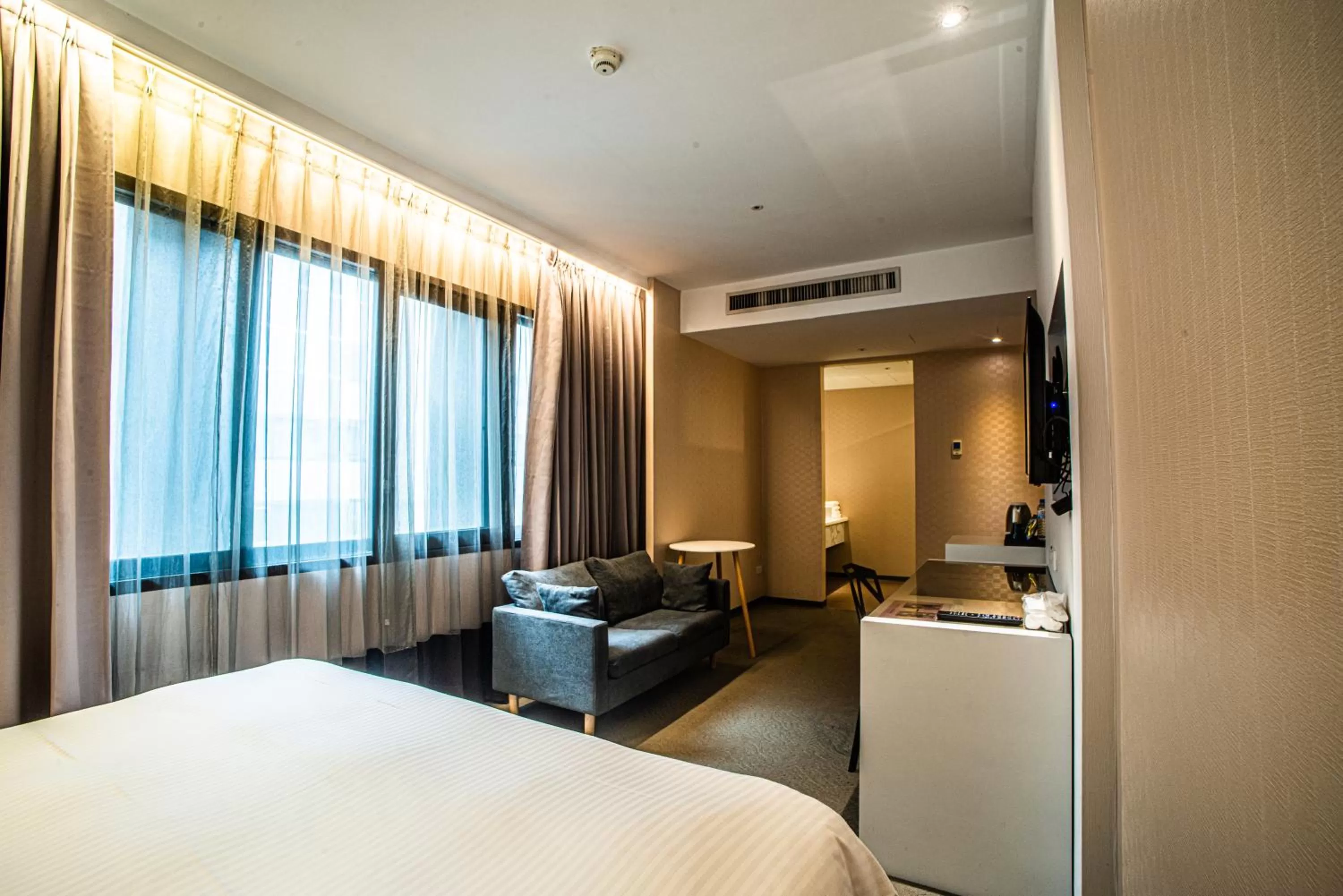 Photo of the whole room, Bed in Artinn藝築文旅-台北站前館