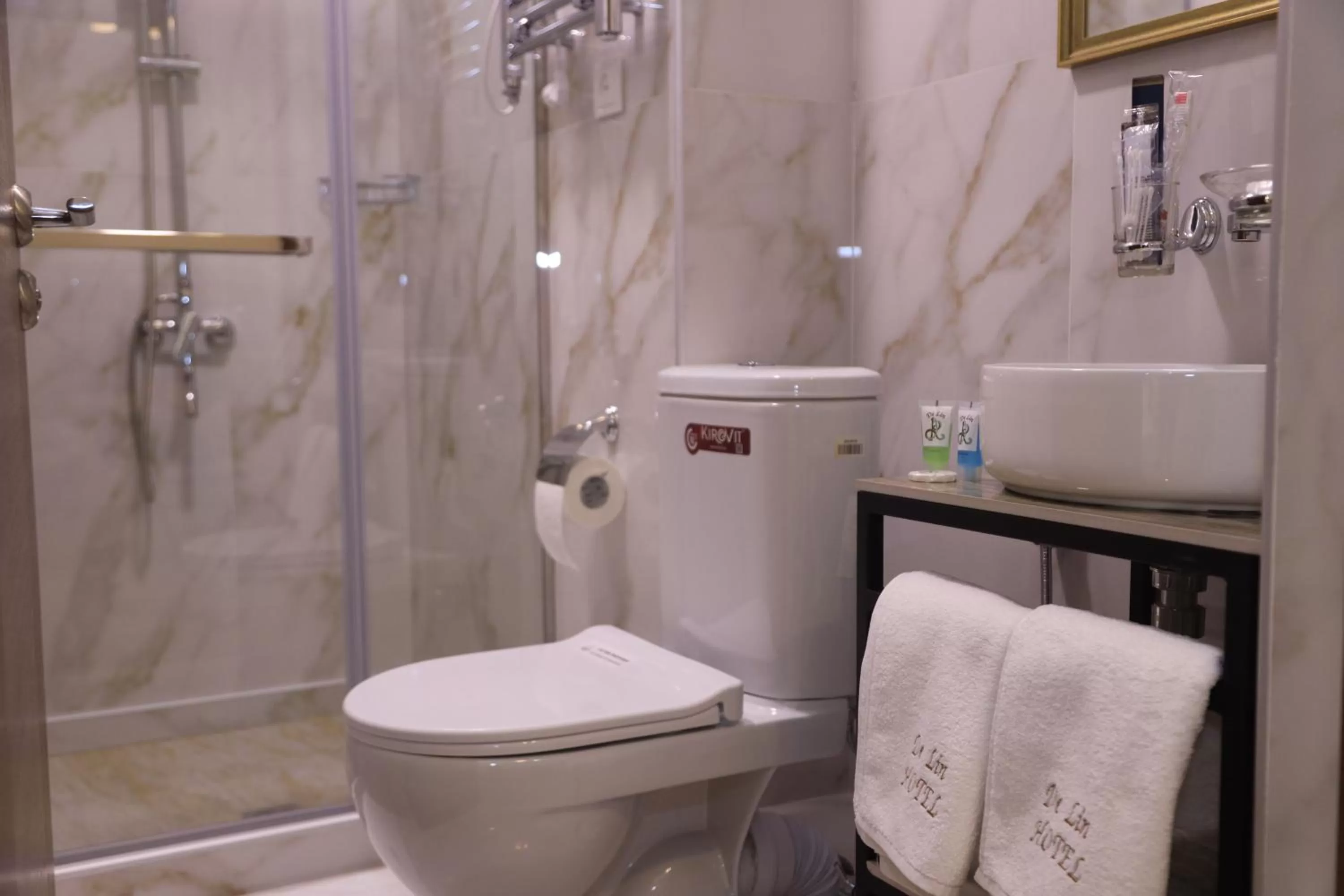 Shower in DeLin Hotel And Tours