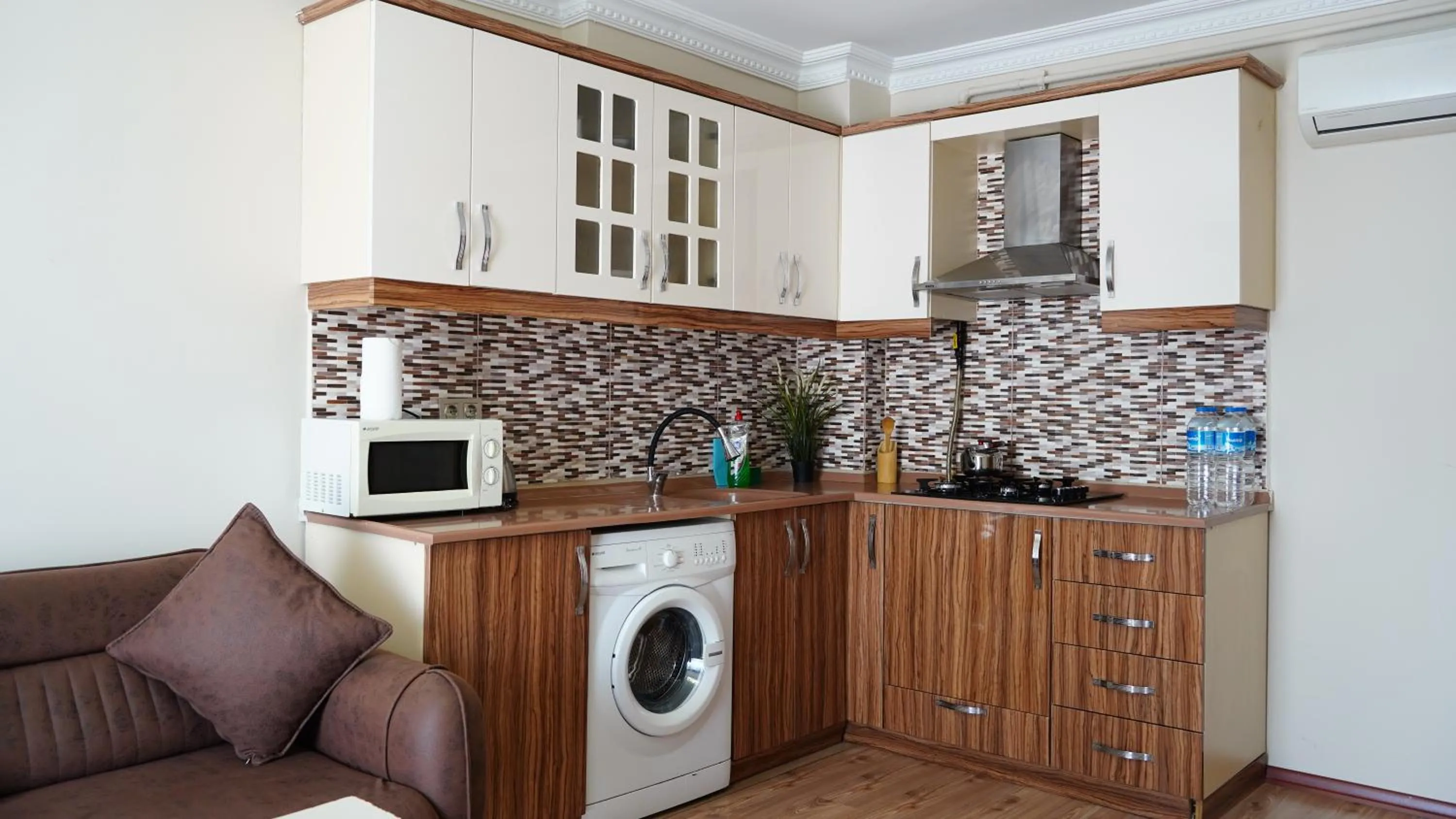 Coffee/tea facilities in Overland Residence