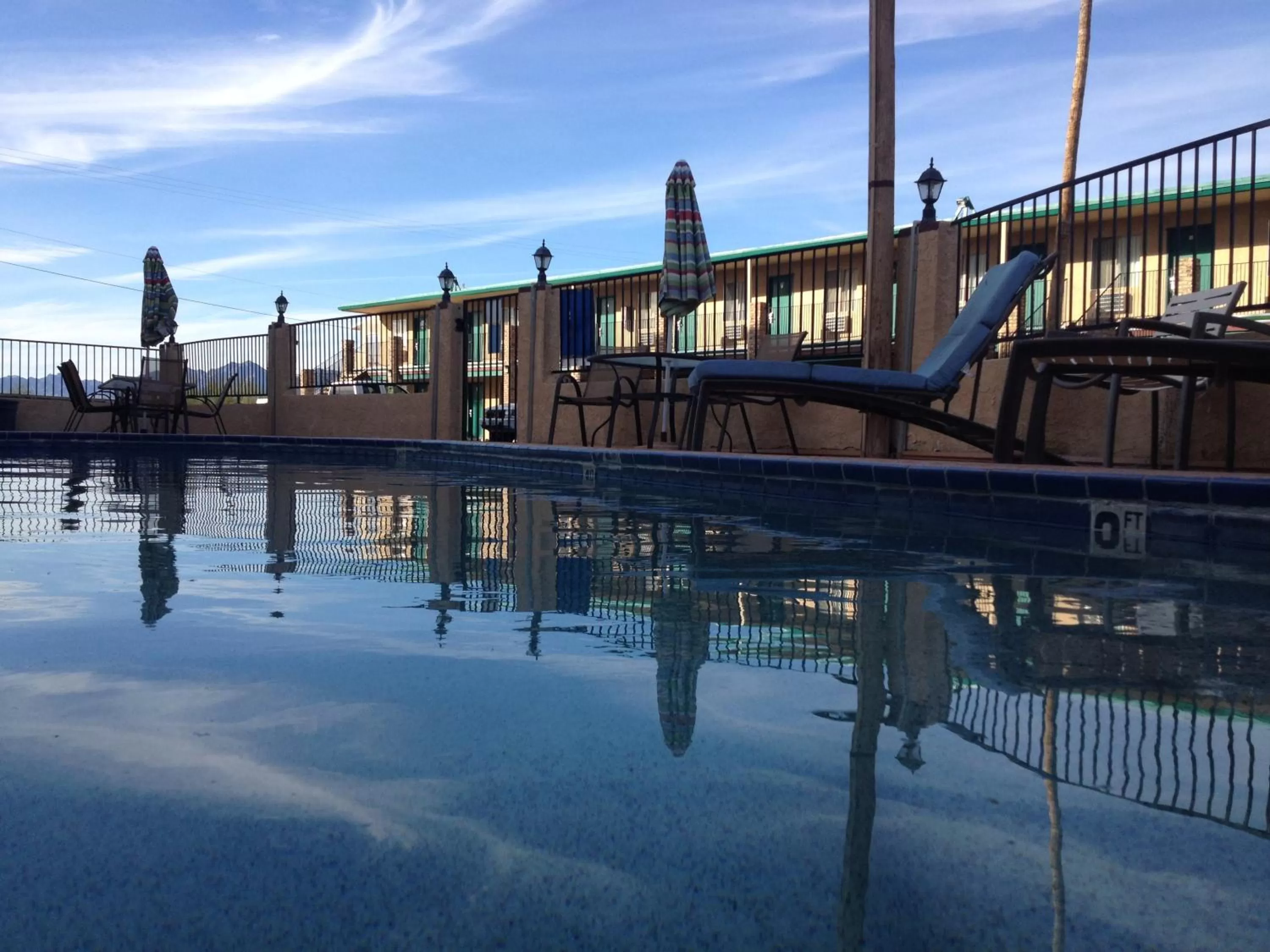 Swimming pool in Windsor Inn Lake Havasu City
