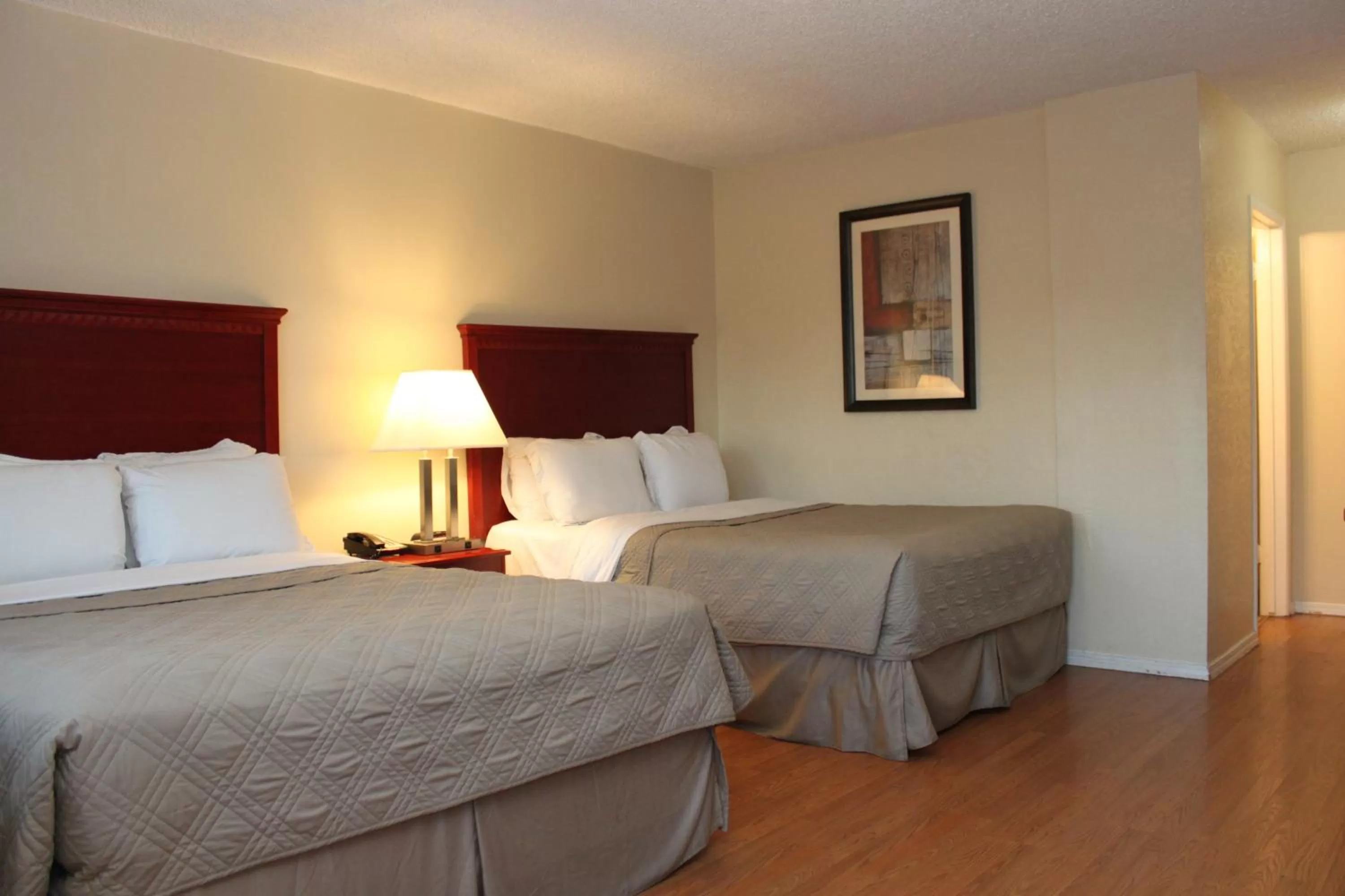 Photo of the whole room, Bed in Budget Inn