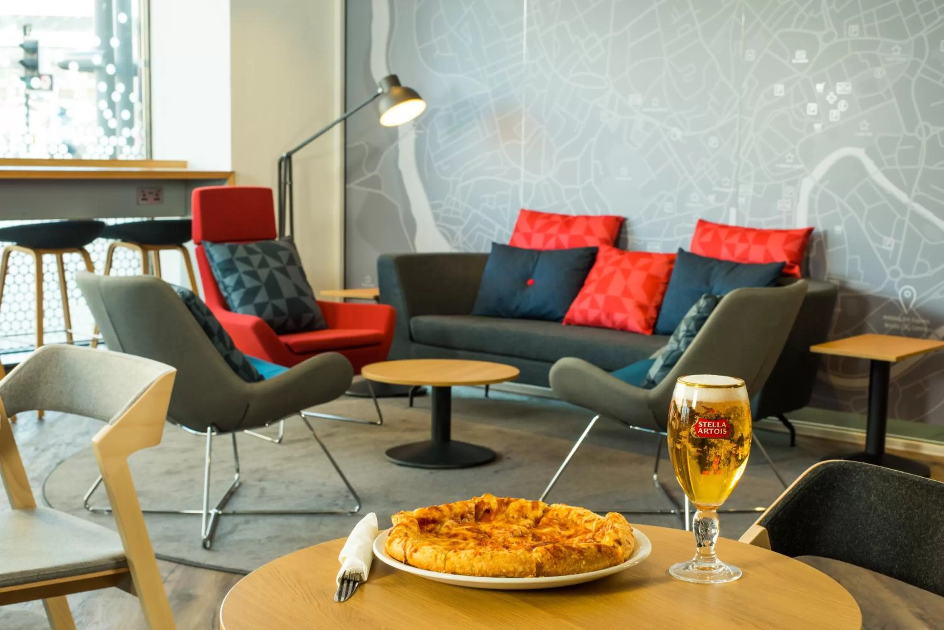 Lounge or bar in Holiday Inn Express Bristol City Centre by IHG