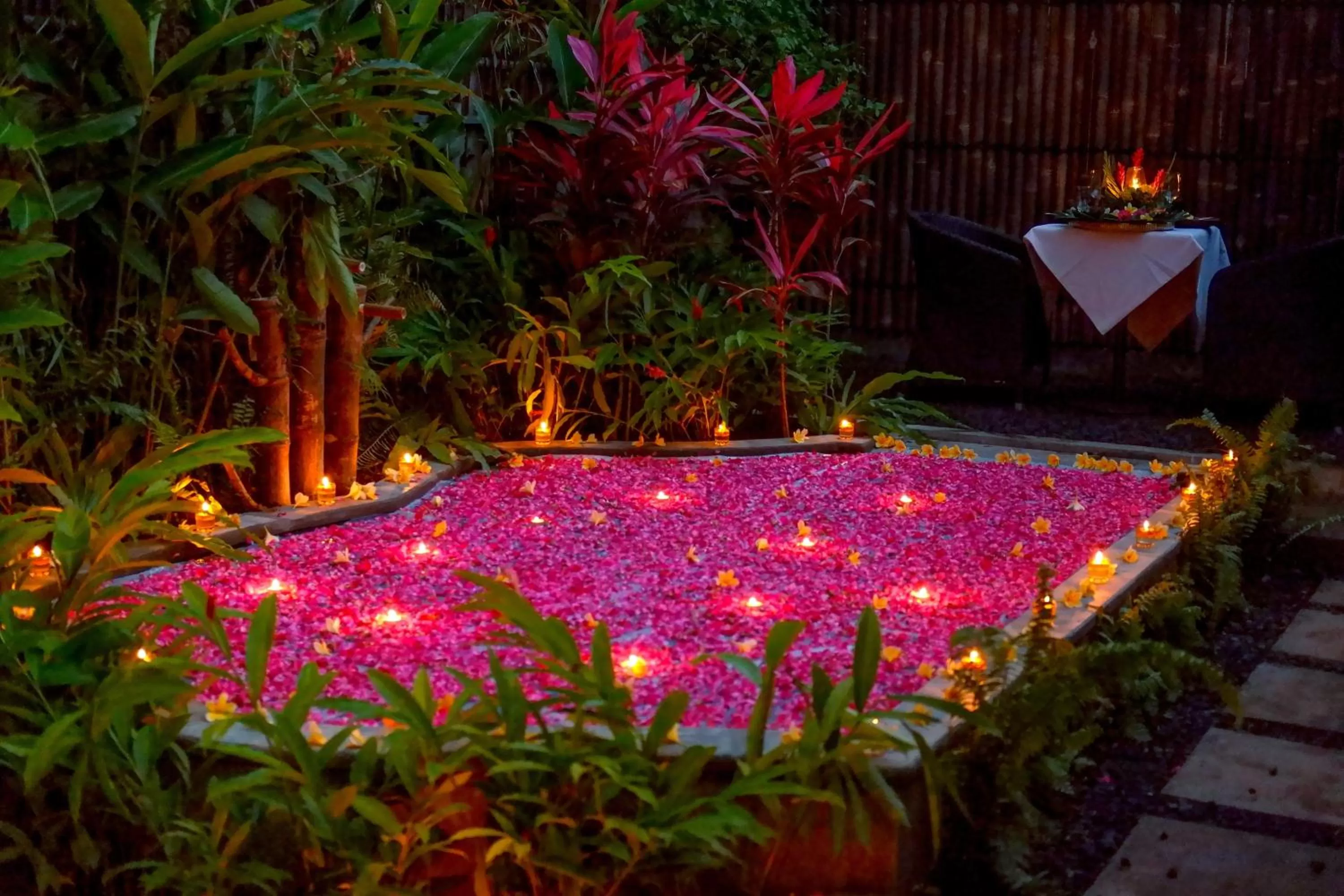 Swimming pool in D'omah Yogya Hotel