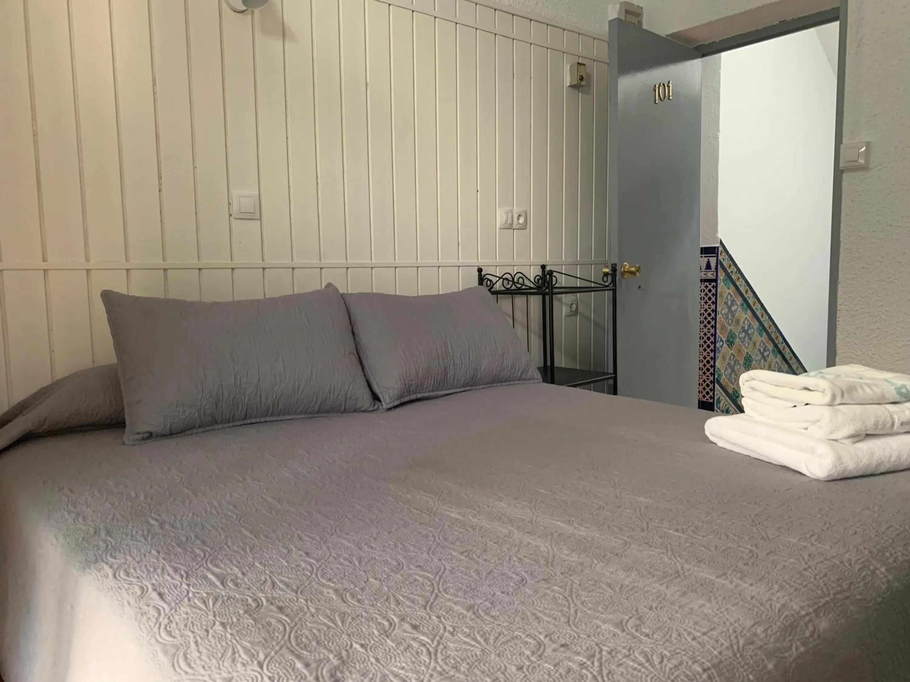 Bedroom, Bed in Hostal Alcobia