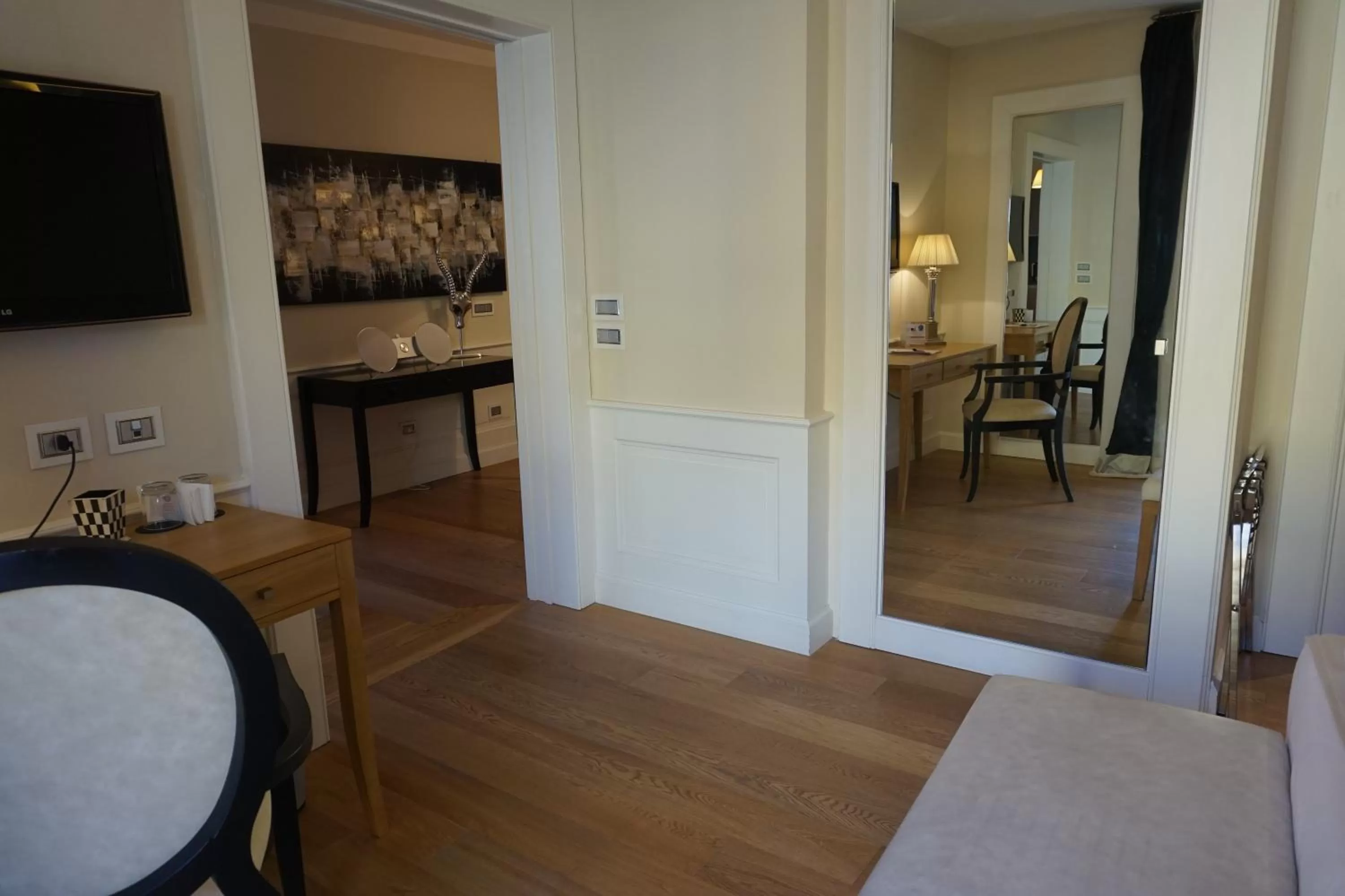 Seating area, Bed in Trevi Palace Luxury Inn