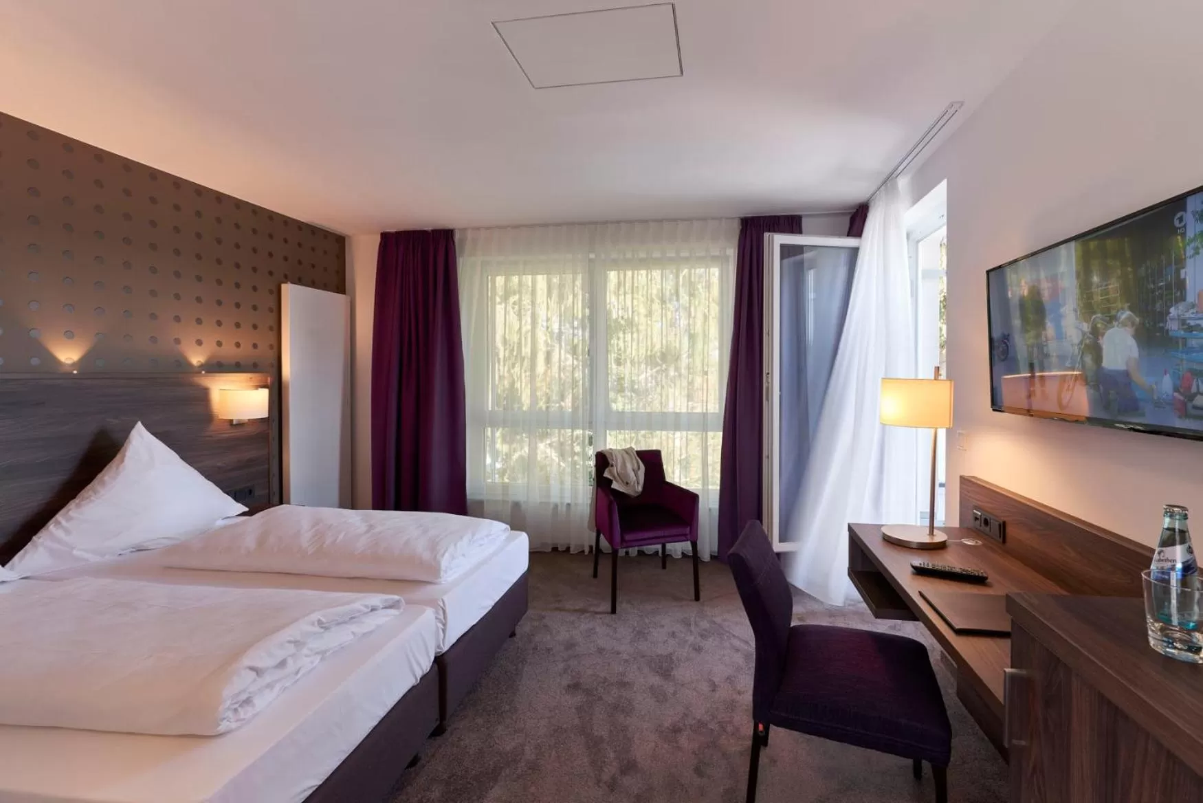 Shower, Bed in Hotel Mühlenhof Lollar