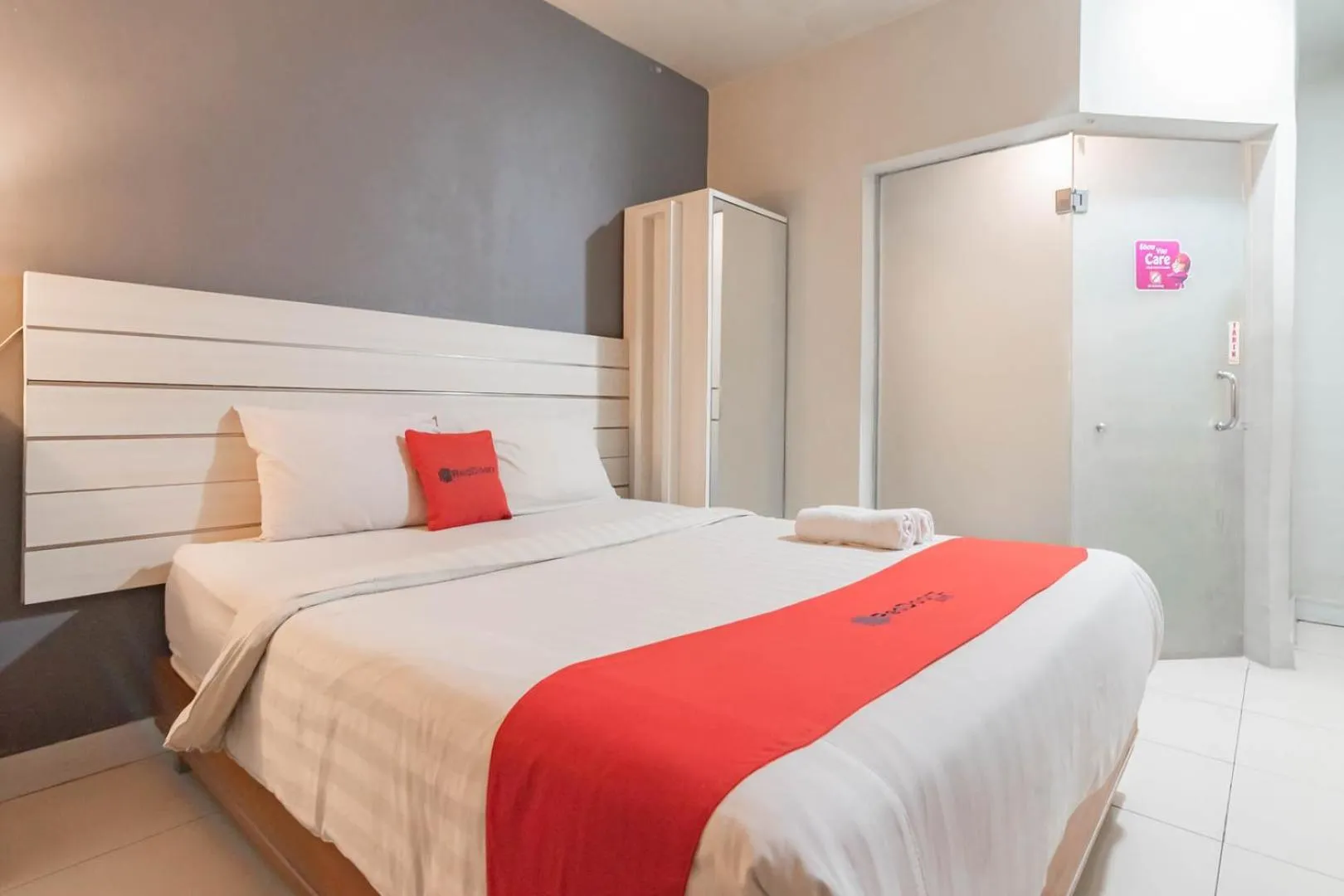 Bedroom, Bed in RedDoorz Plus near Asia Afrika 3