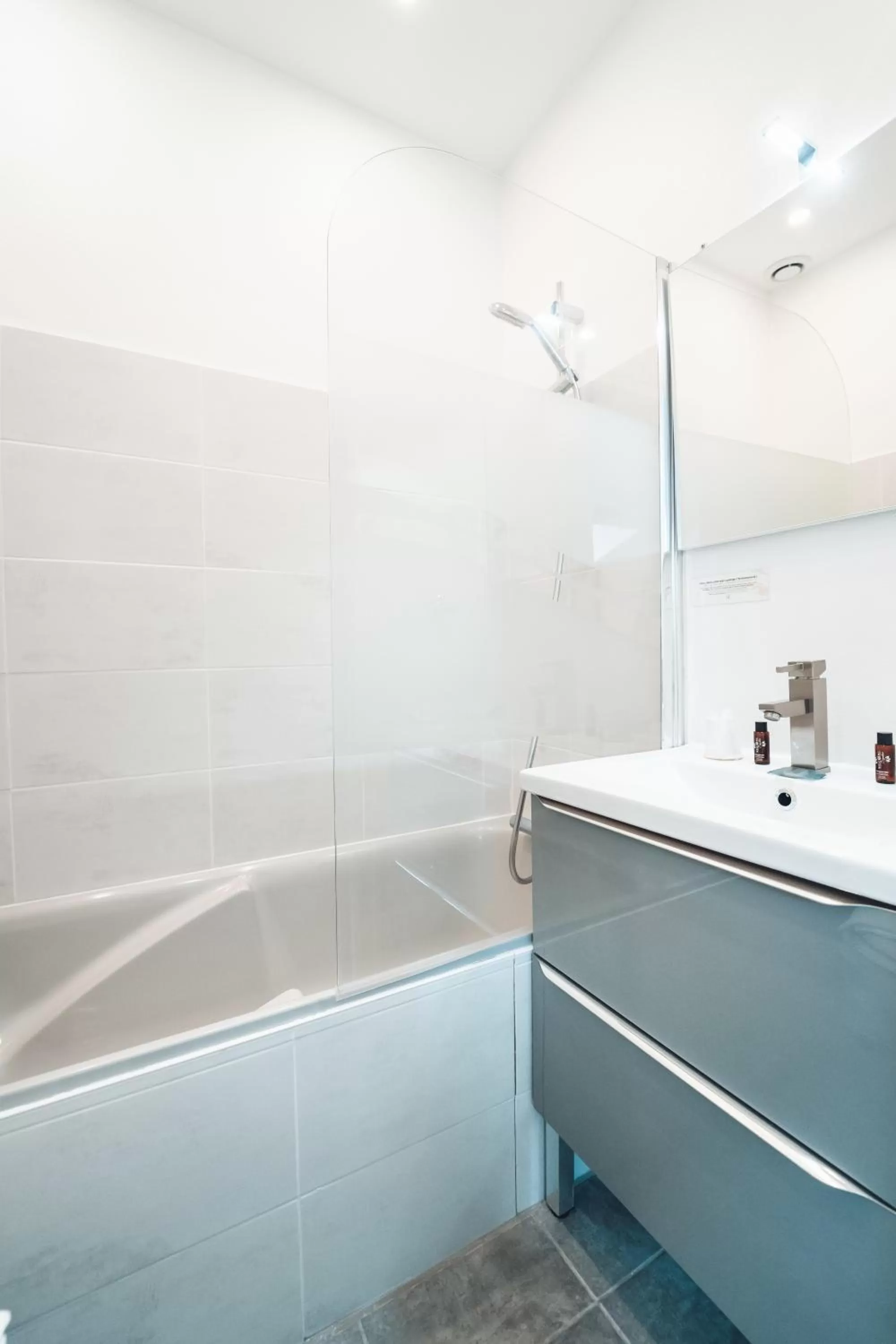 Bathroom in Logis Hôtel Vuillot