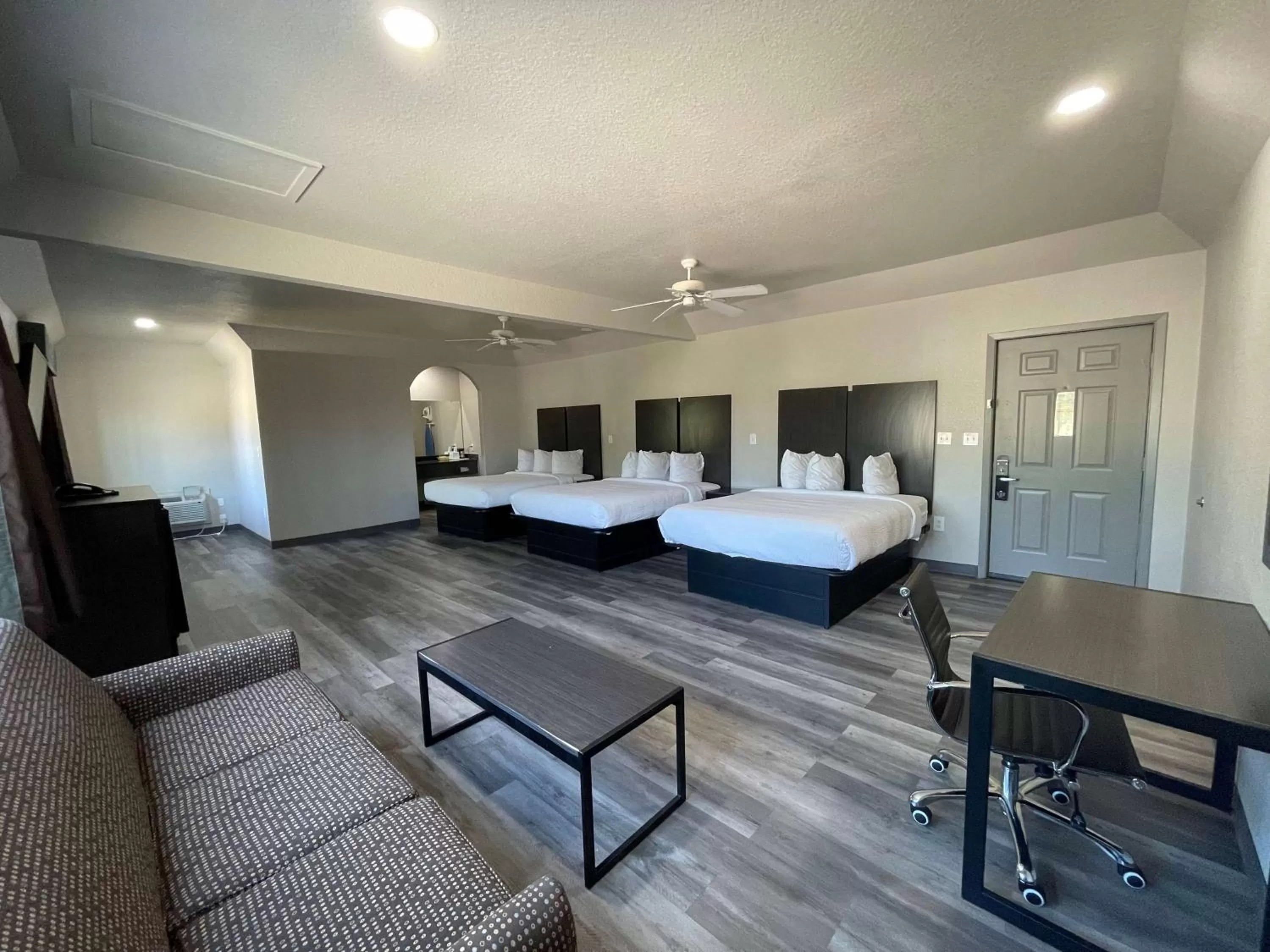 Photo of the whole room, Bed in Days Inn by Wyndham Dickinson TX