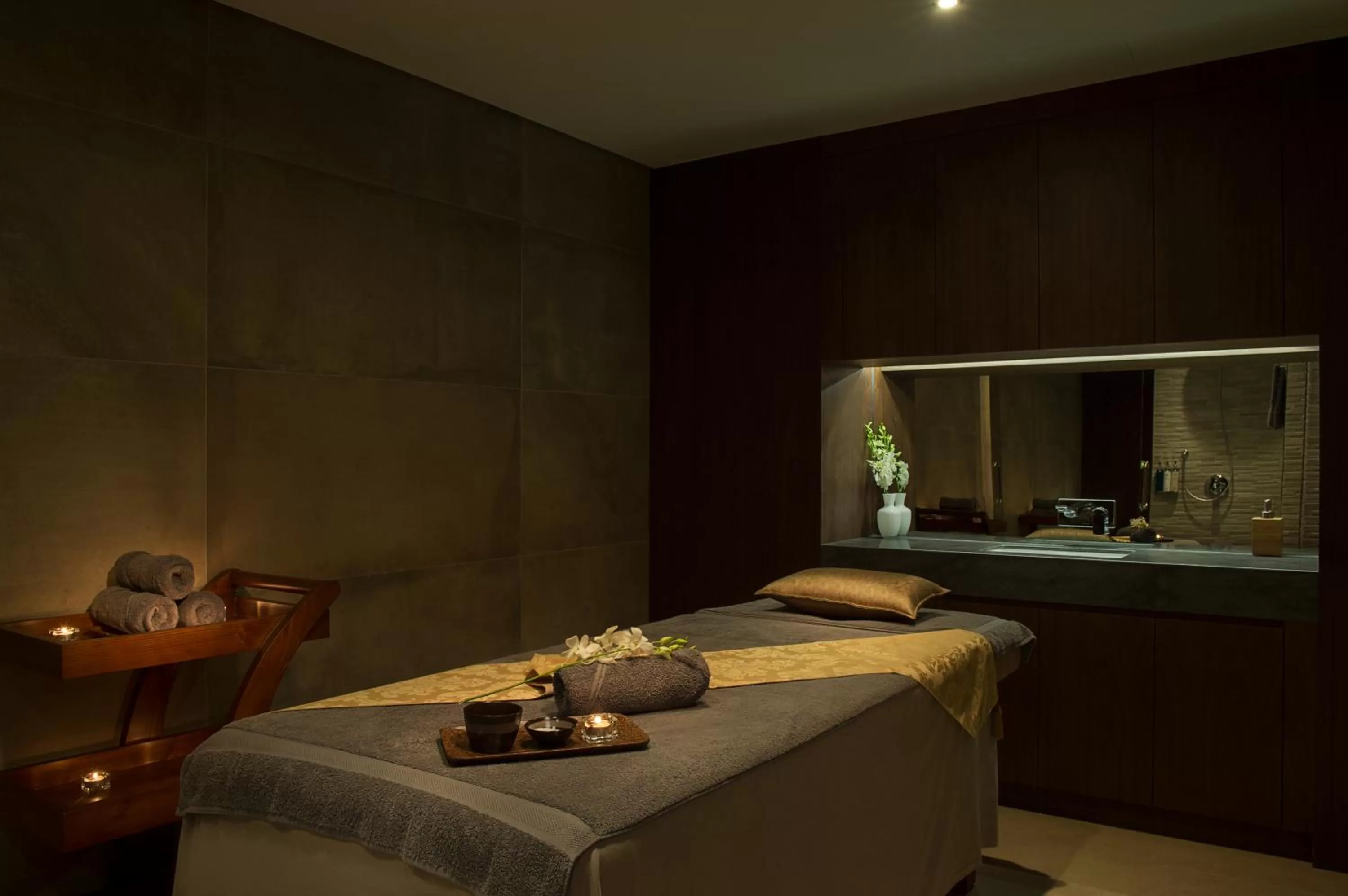 Massage in Wyndham Garden Ajman Corniche