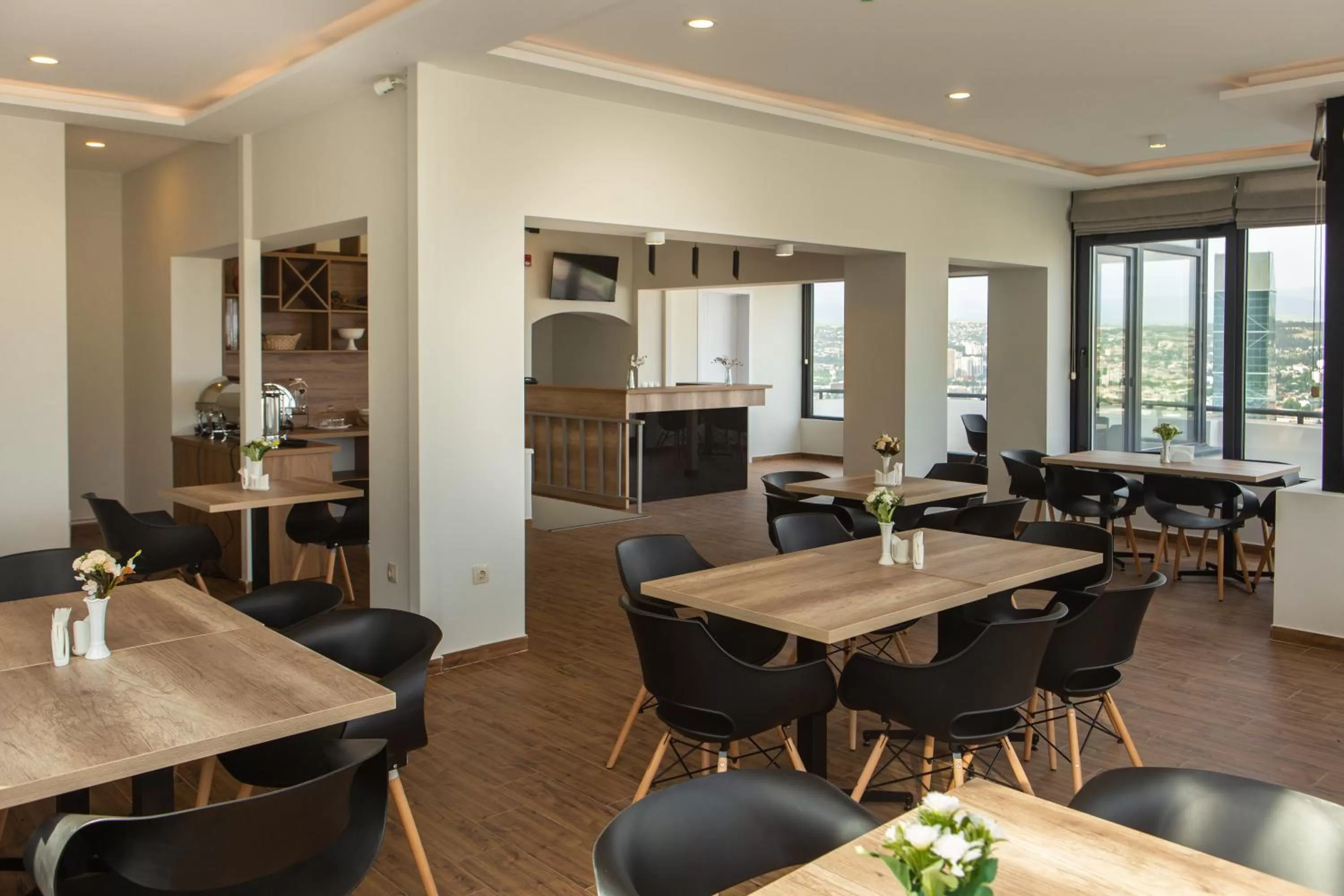 Restaurant/places to eat in Vista Hotel