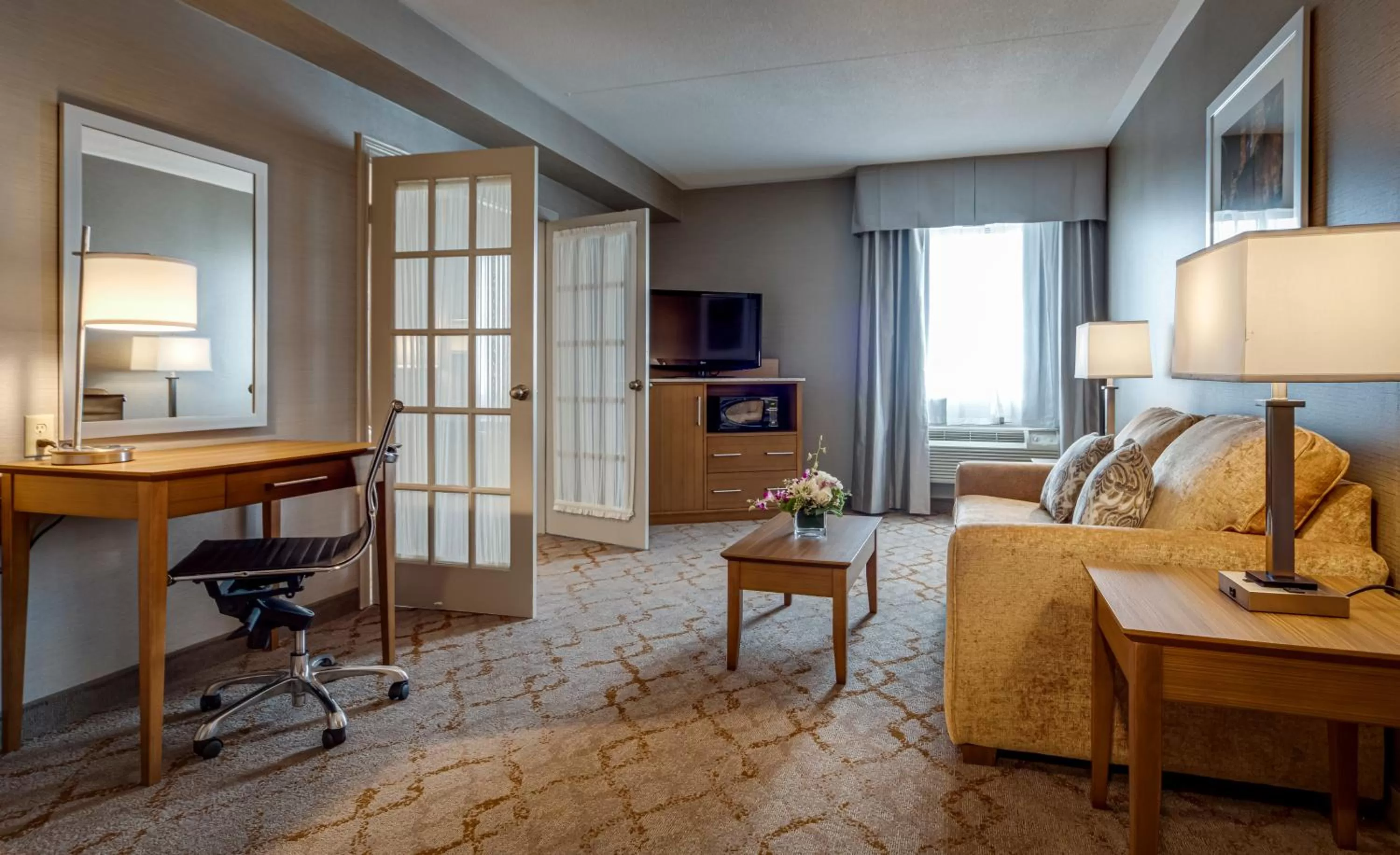 TV and multimedia in Monte Carlo Inn Vaughan Suites