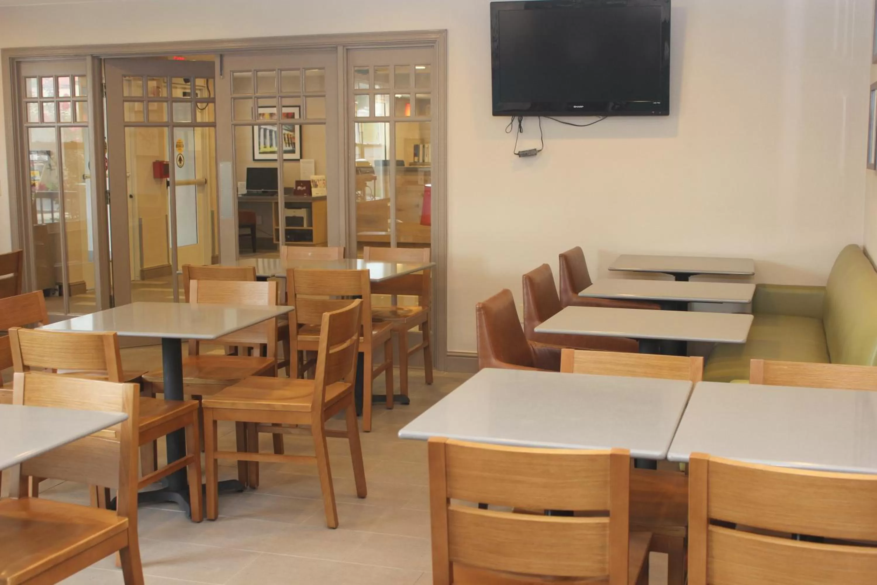 Dining area in Country Inn & Suites by Radisson, Nashville, TN