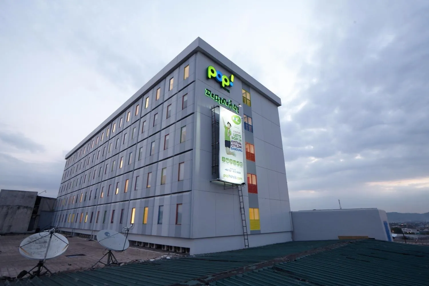 Facade/entrance in POP! Hotel Festival Citylink