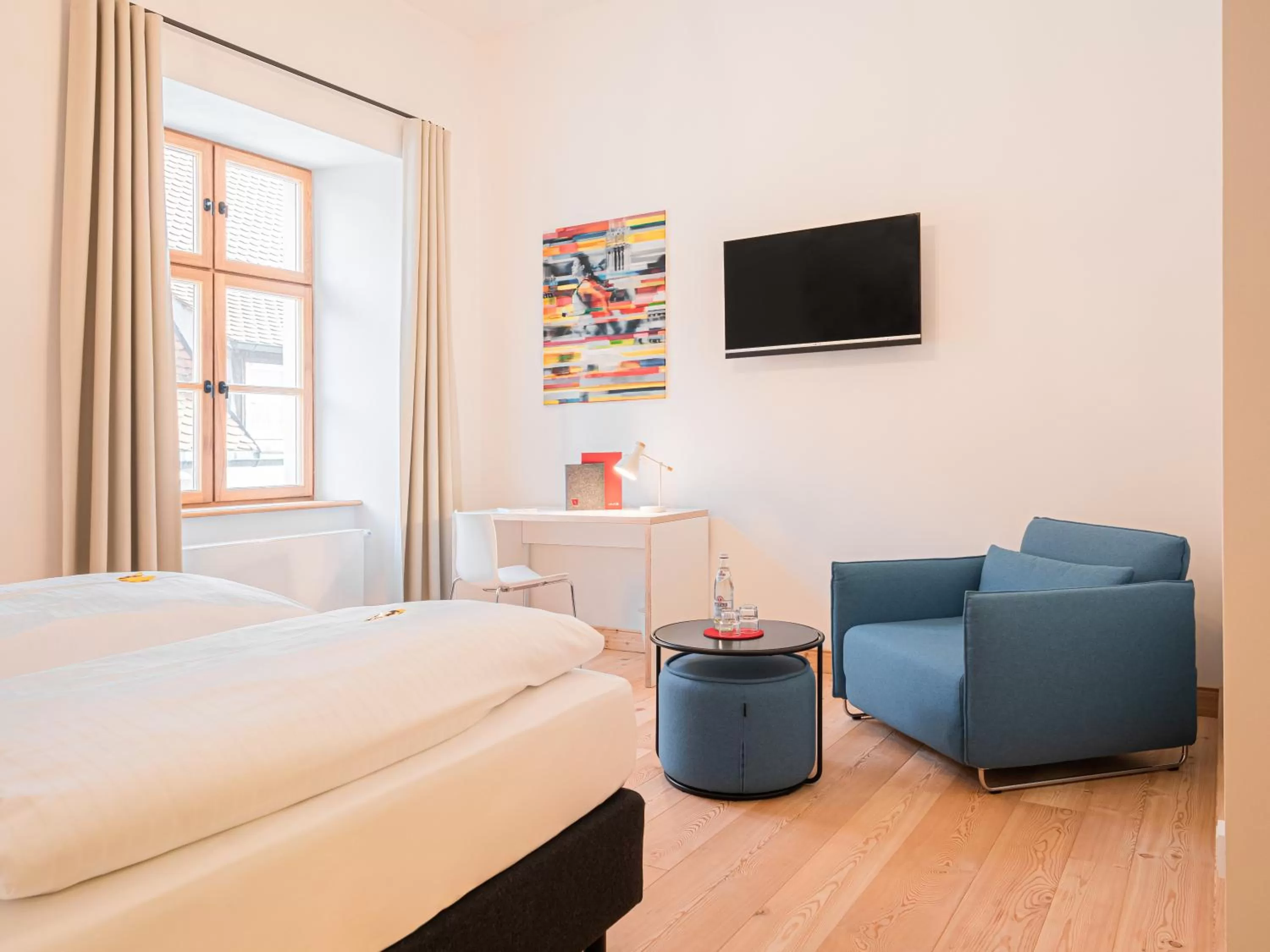 Photo of the whole room, Bed in Post Berching