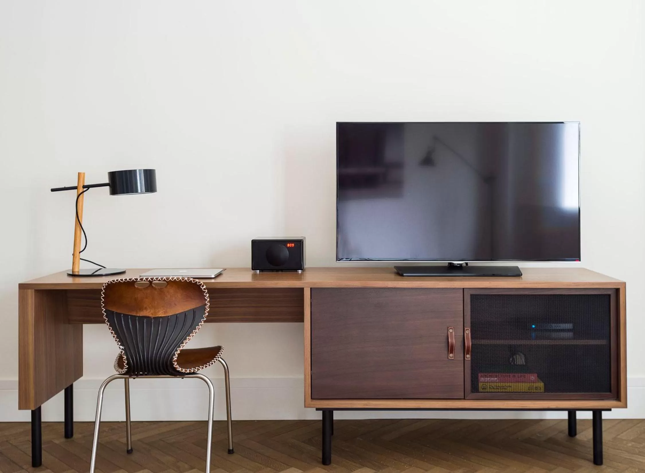 TV and multimedia, TV/Entertainment Center in ROOST Midtown