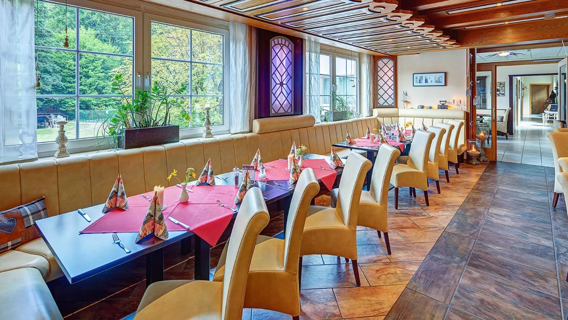 Restaurant/places to eat in Hotel Christel