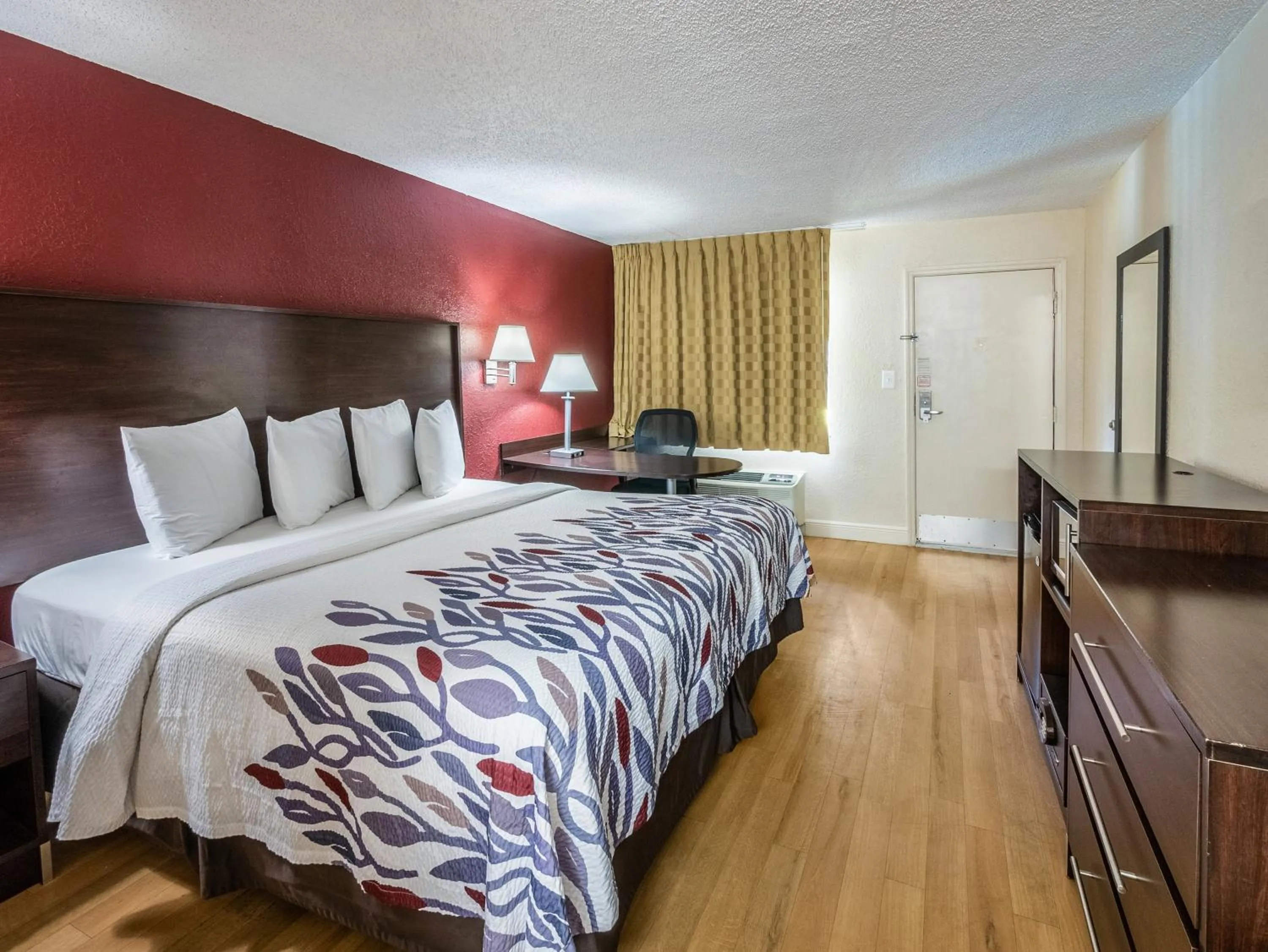 Photo of the whole room, Bed in Red Roof Inn Orlando South - Florida Mall