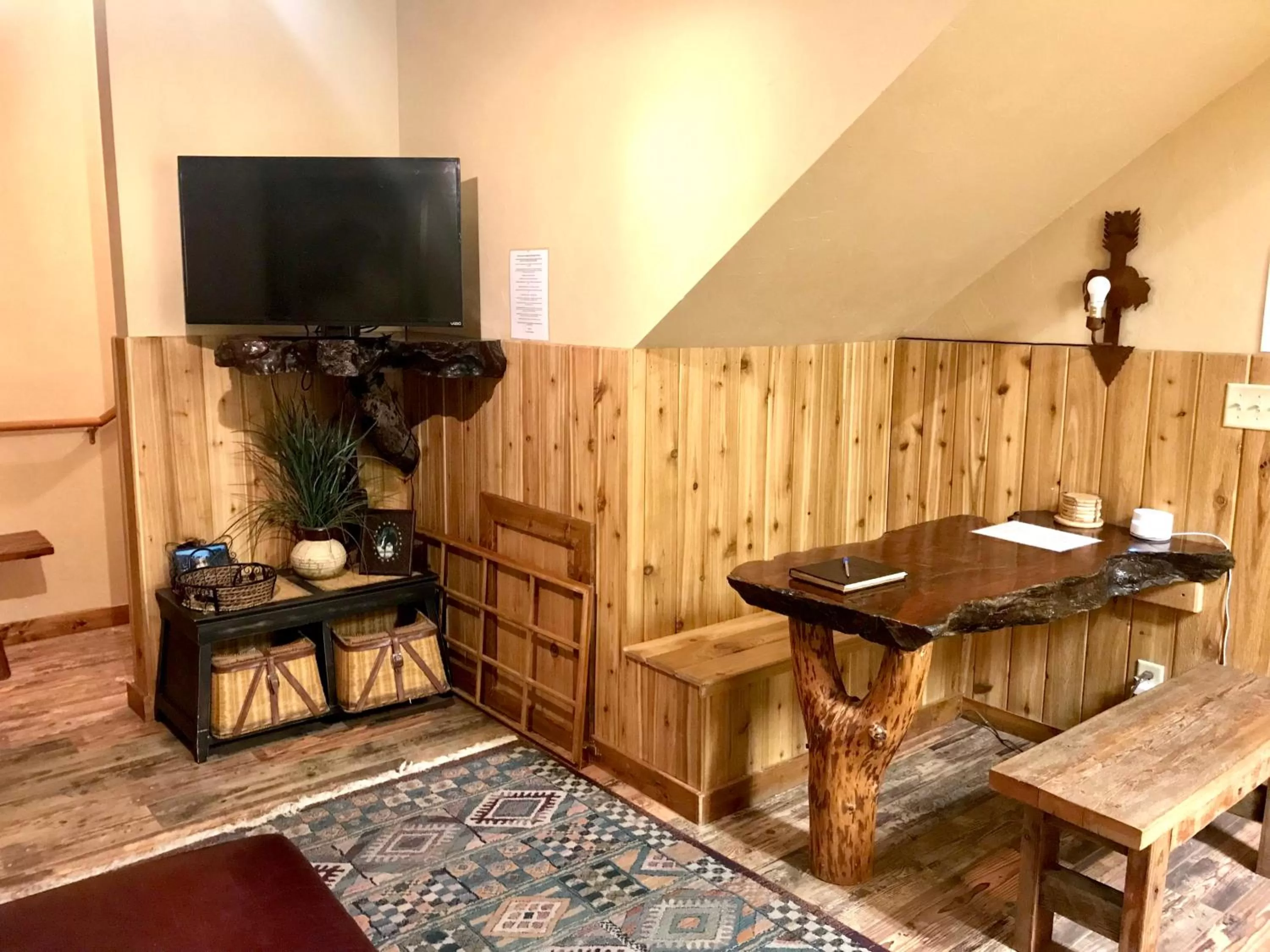 Communal lounge/ TV room in Cowboy's Lodge