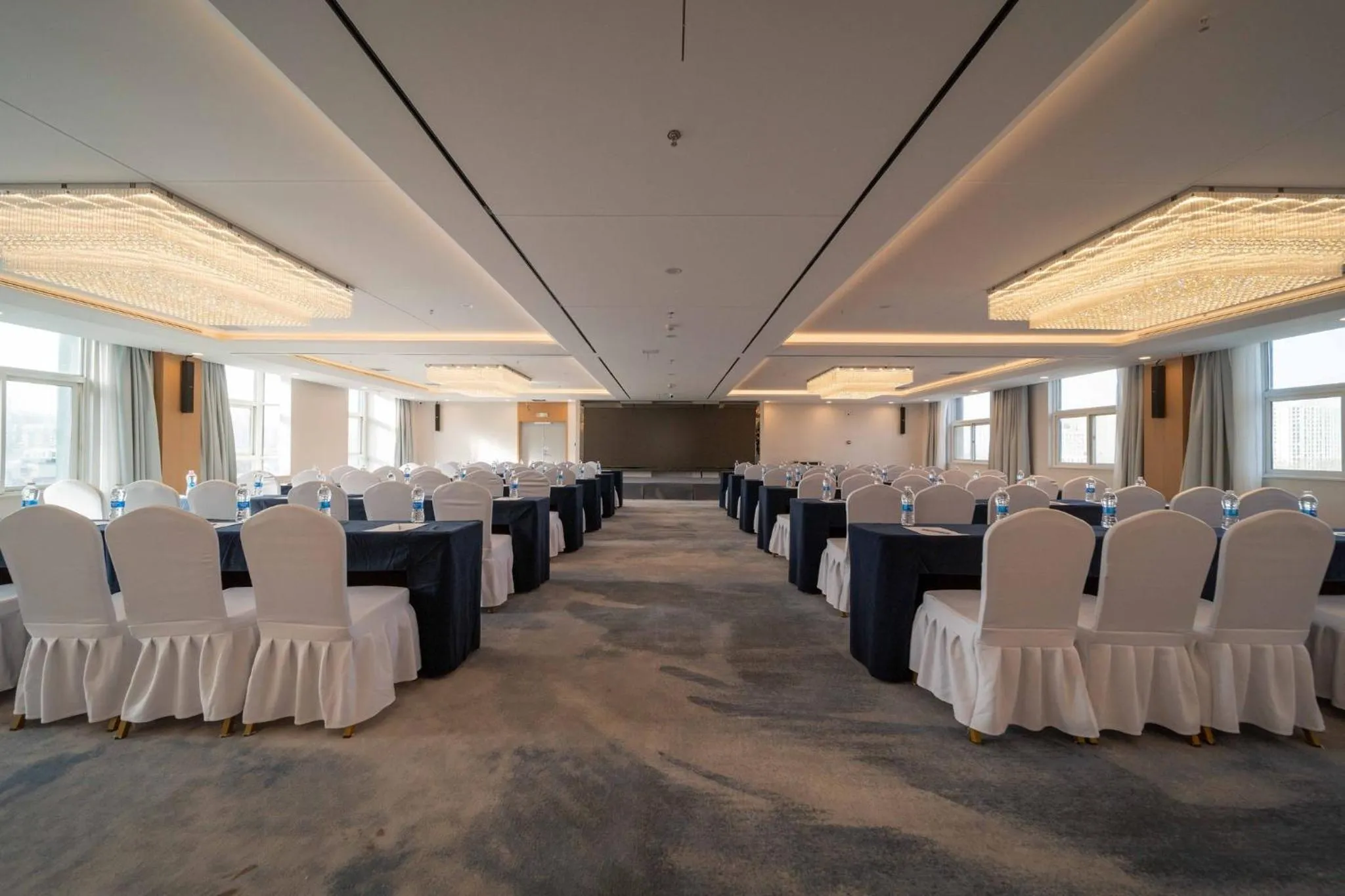 Meeting/conference room in Holiday Inn Express Zhengzhou Guancheng by IHG