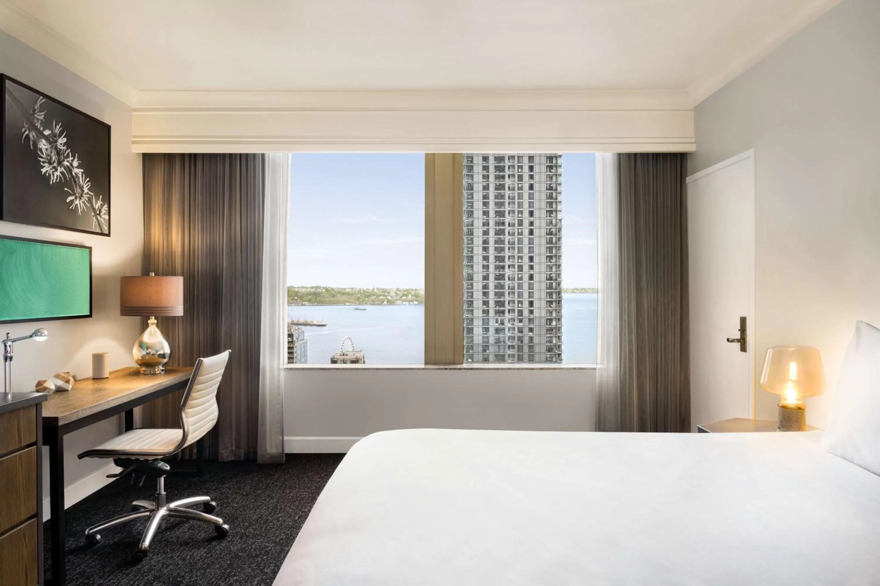 Bedroom, Bed in Hilton Motif Seattle