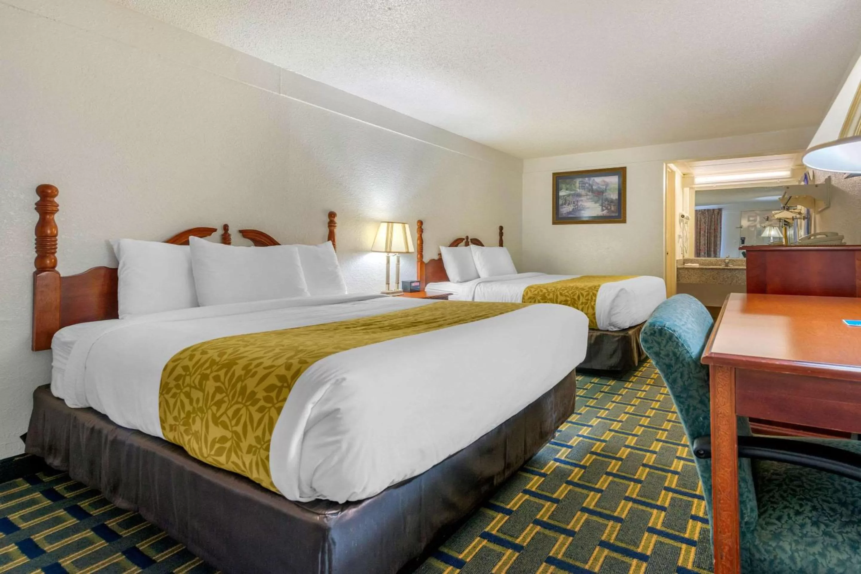 Photo of the whole room, Bed in Rodeway Inn Hilliard/Columbus