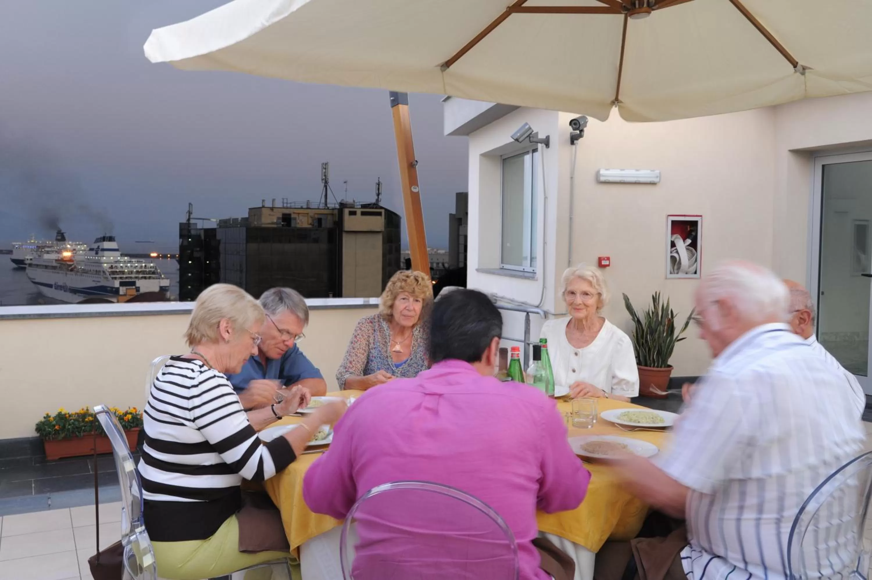 Restaurant/places to eat in Hotel Naples