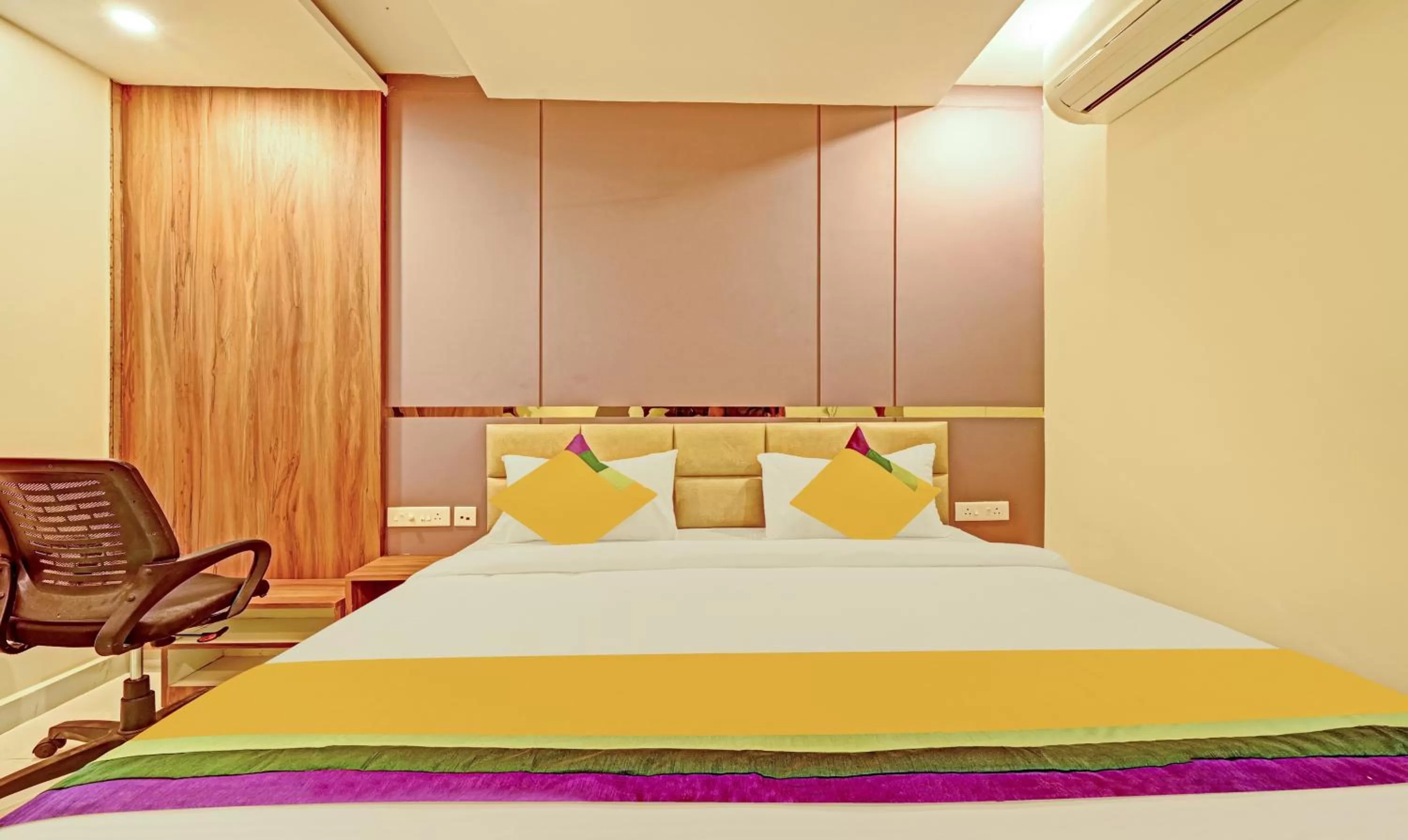 Bedroom, Bed in Itsy Hotels Sri Sai Grand Inn