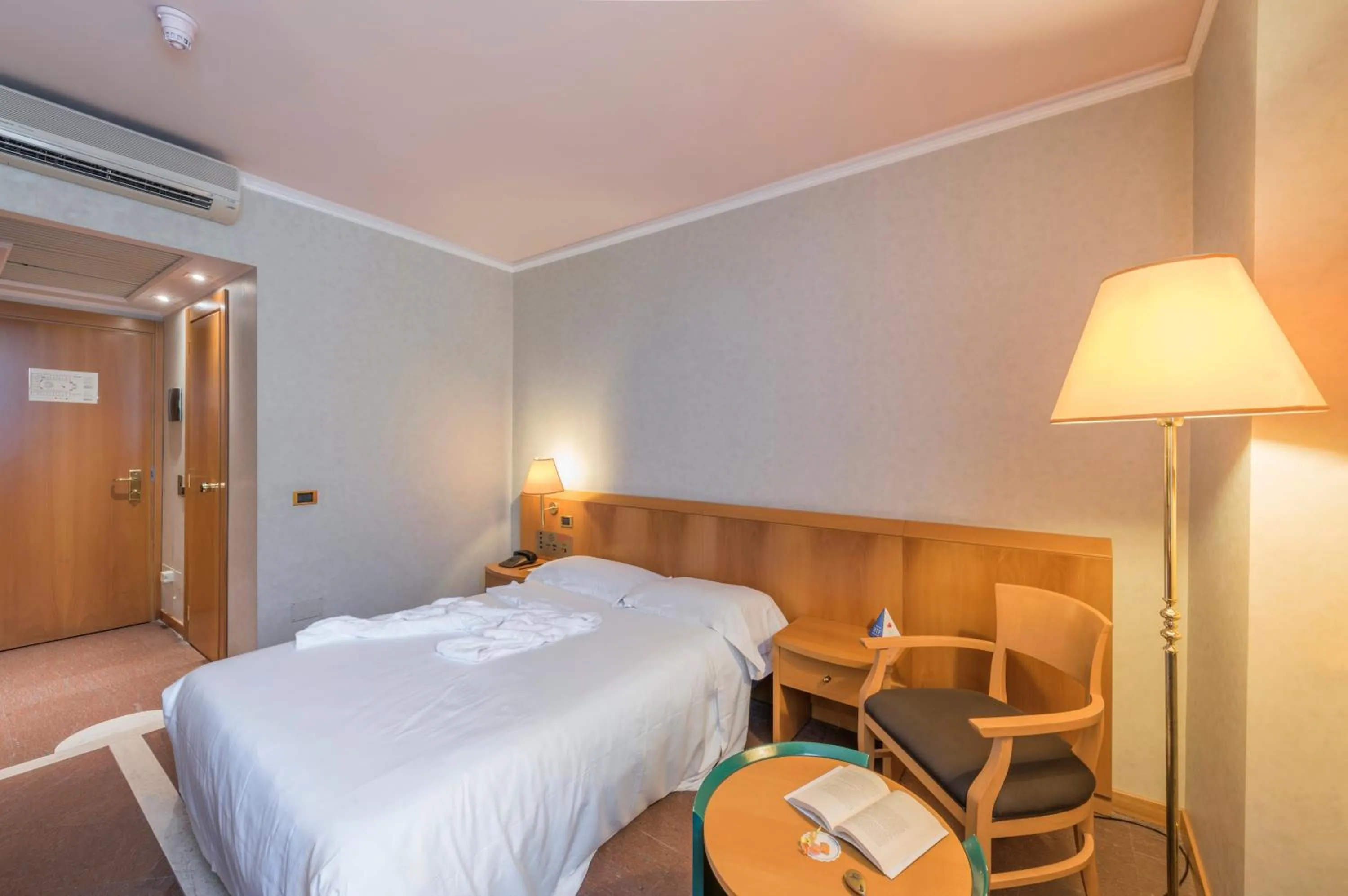 Bedroom, Bed in Caesar's Hotel