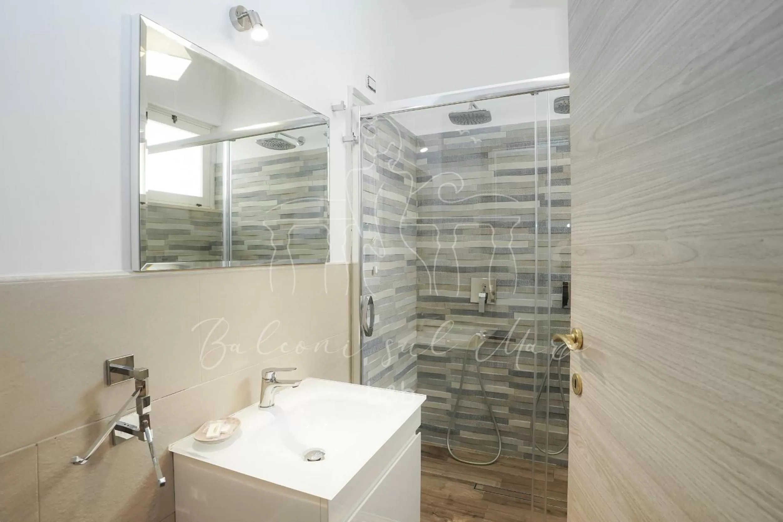 Shower, Bathroom in Balconi sul mare