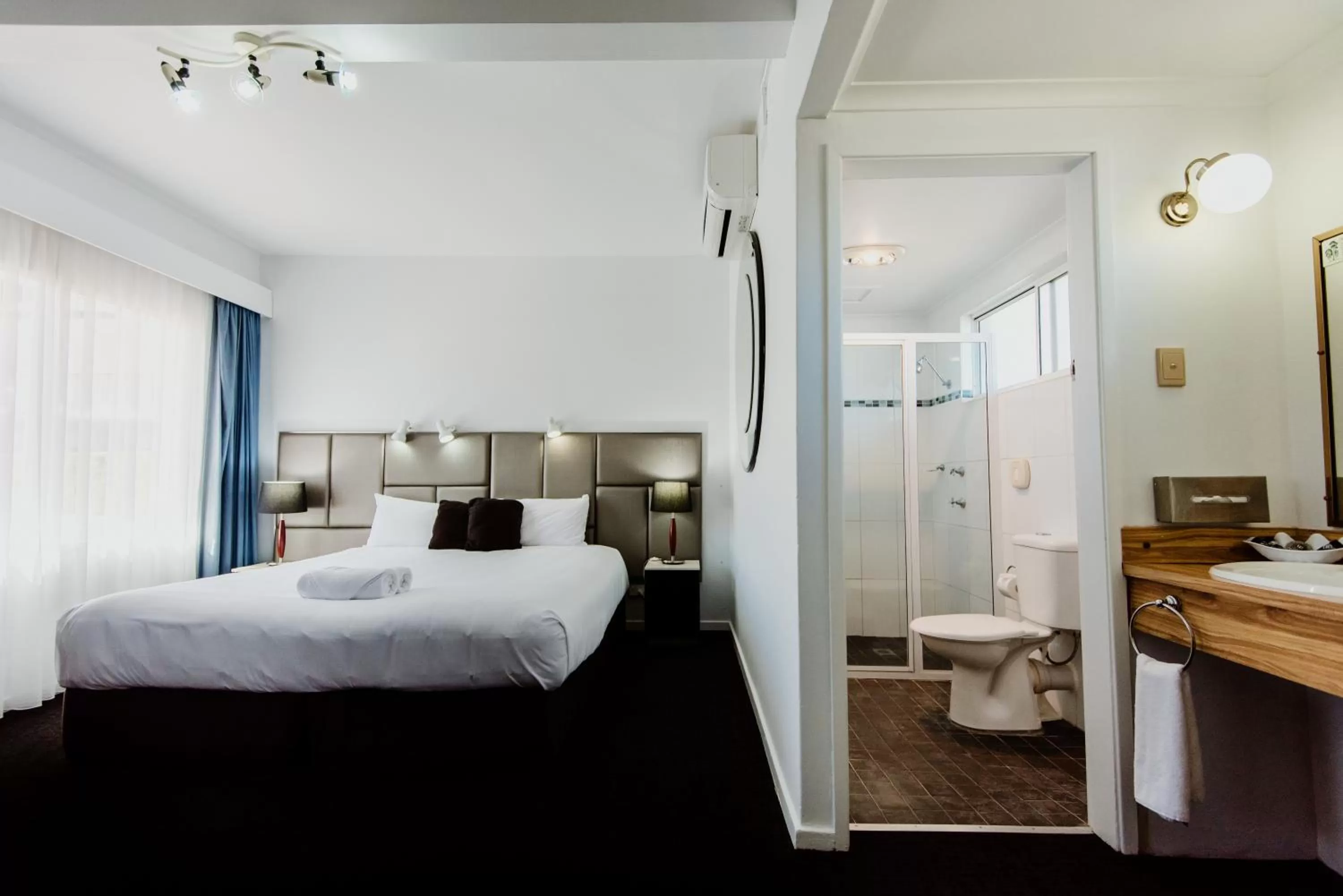 Shower, Bed in City Sider Motor Inn