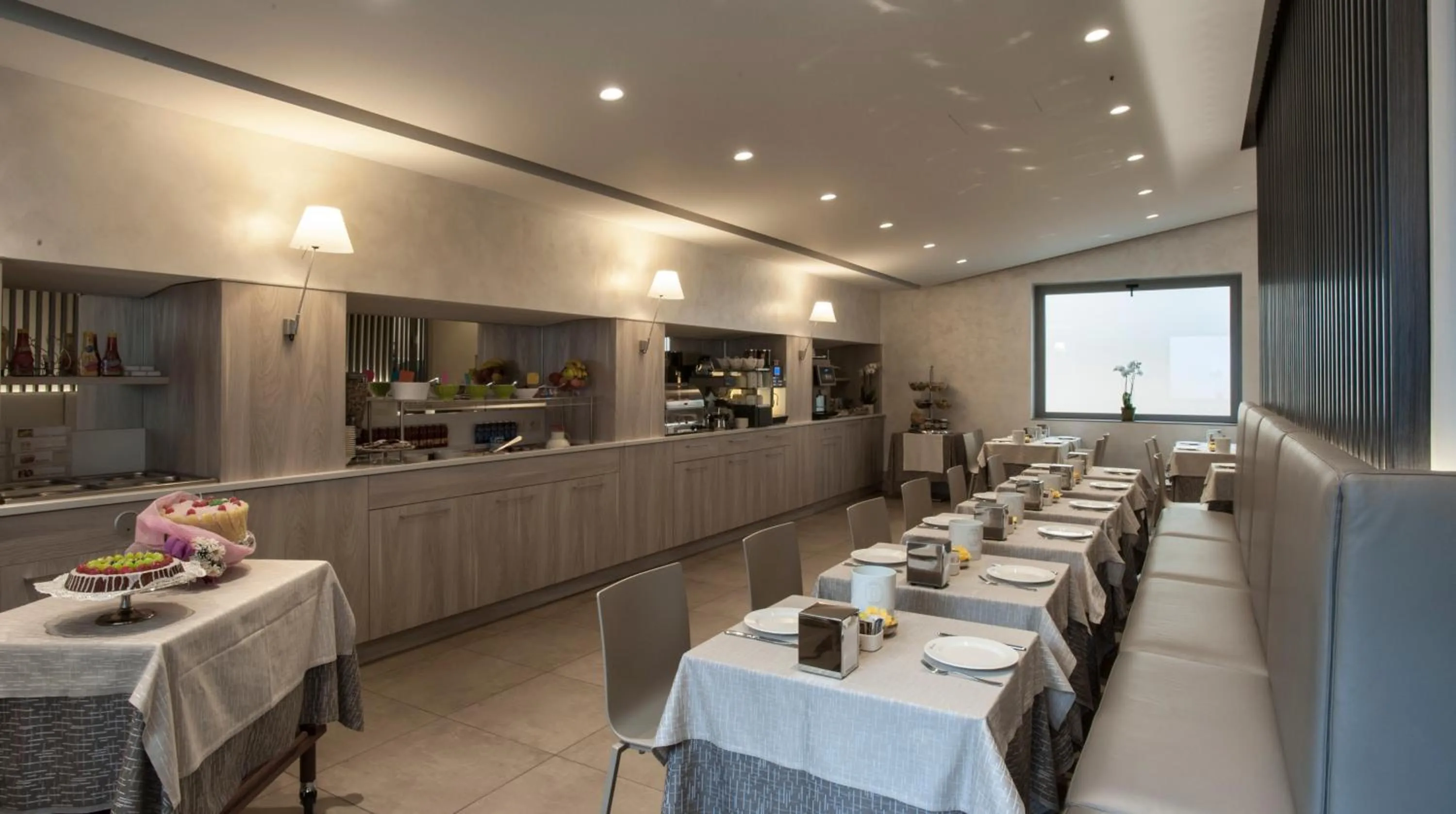 Restaurant/places to eat in Hotel Gamma