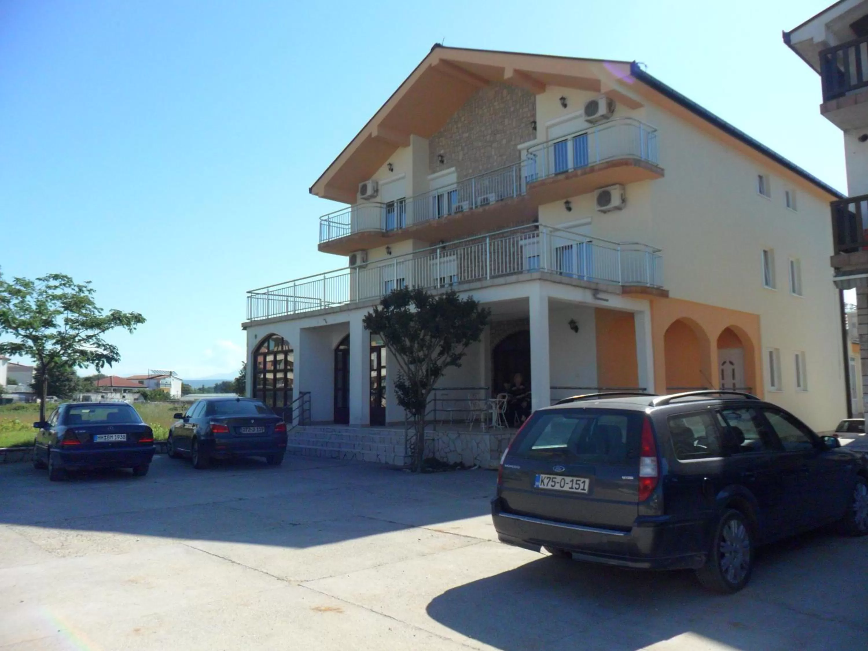 Facade/entrance in Sobe u kucanstvu MBM