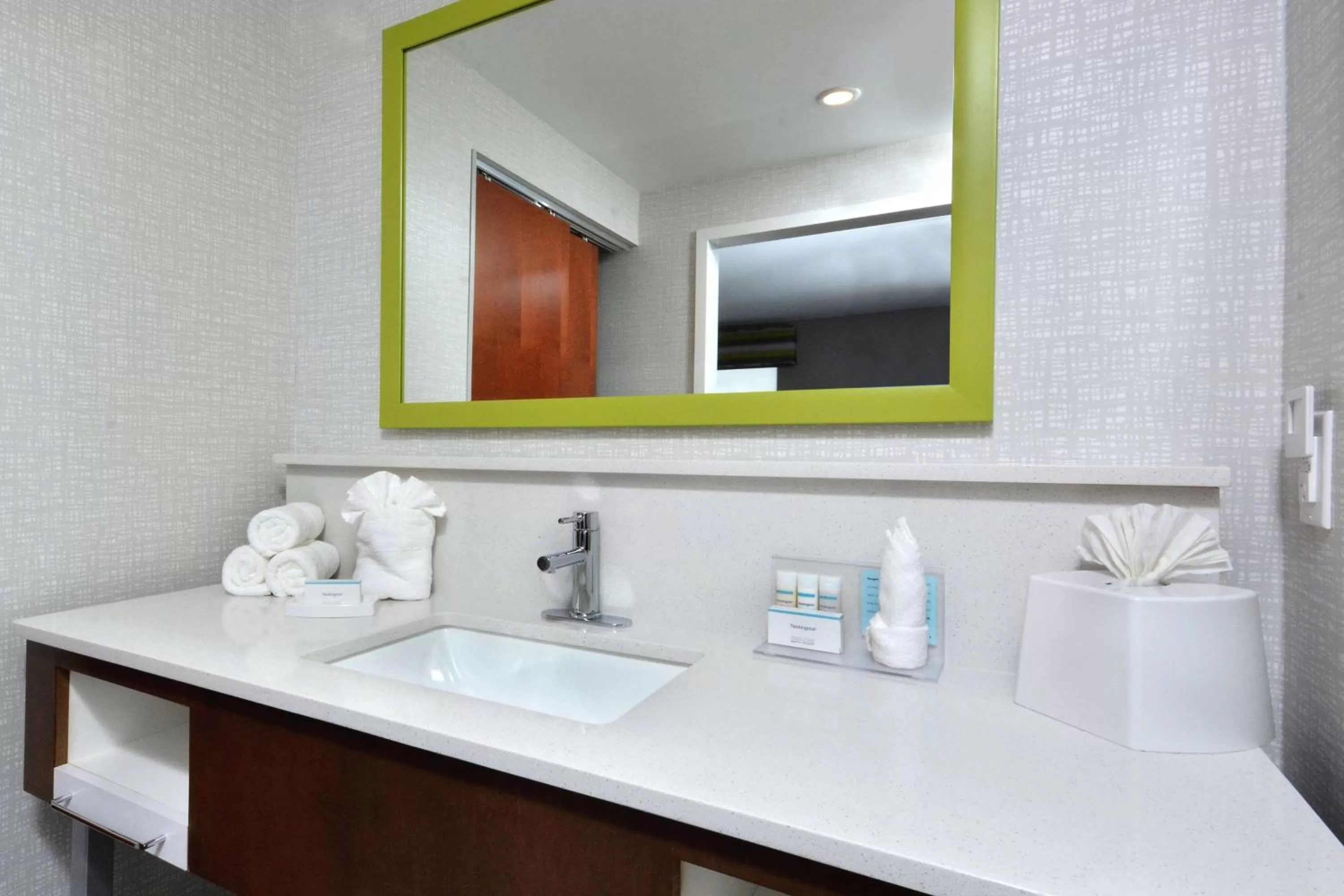 Bathroom in Hampton Inn & Suites Charlotte North I 485