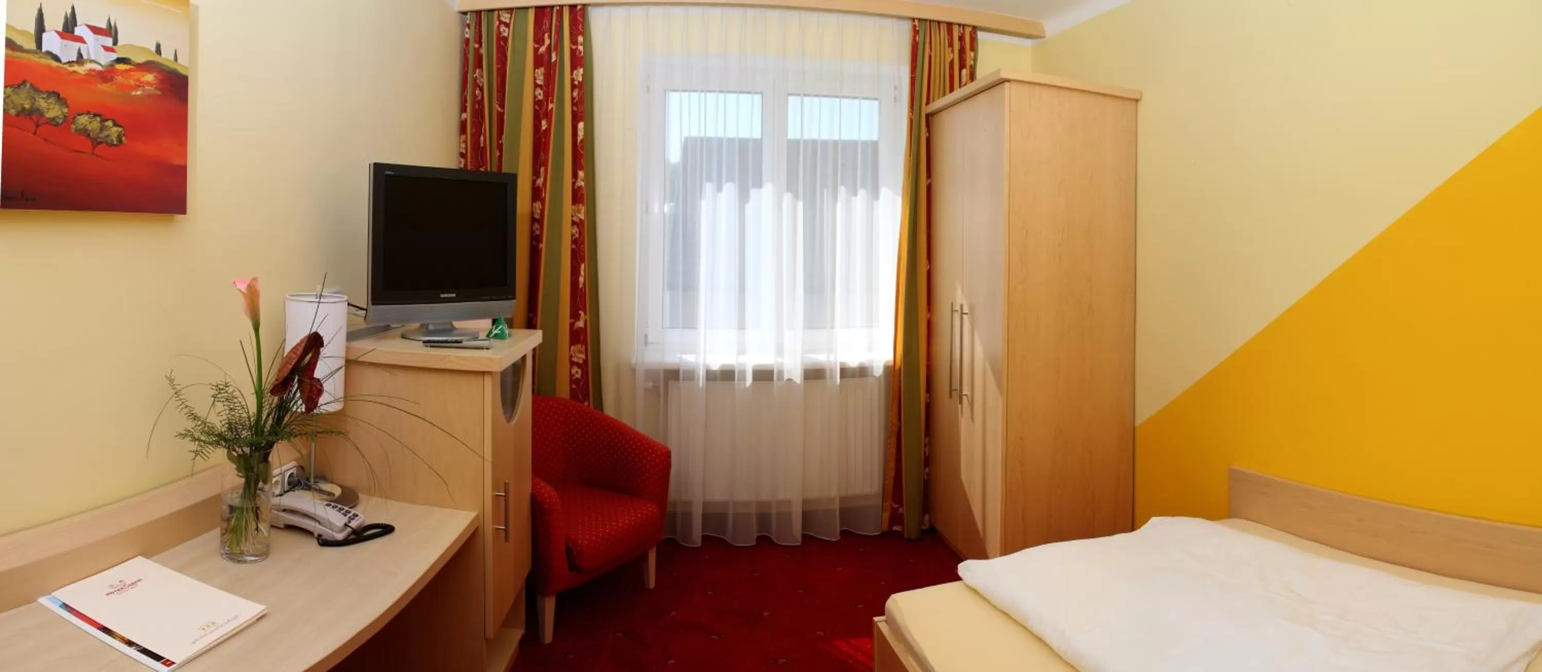 Photo of the whole room, Bed in Hotel Restaurant Böck "Roter Hahn"